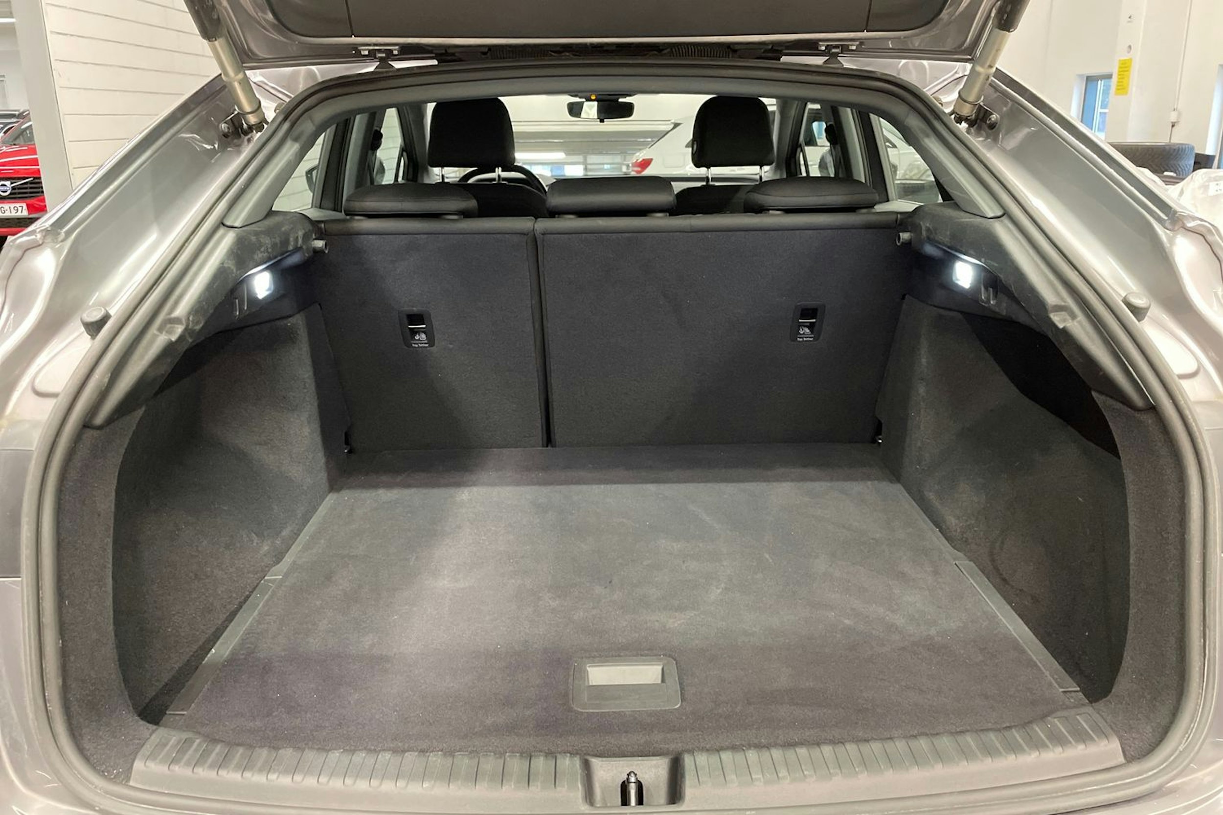 harmaa Audi Q4 e-tron 2022 kuva 15.