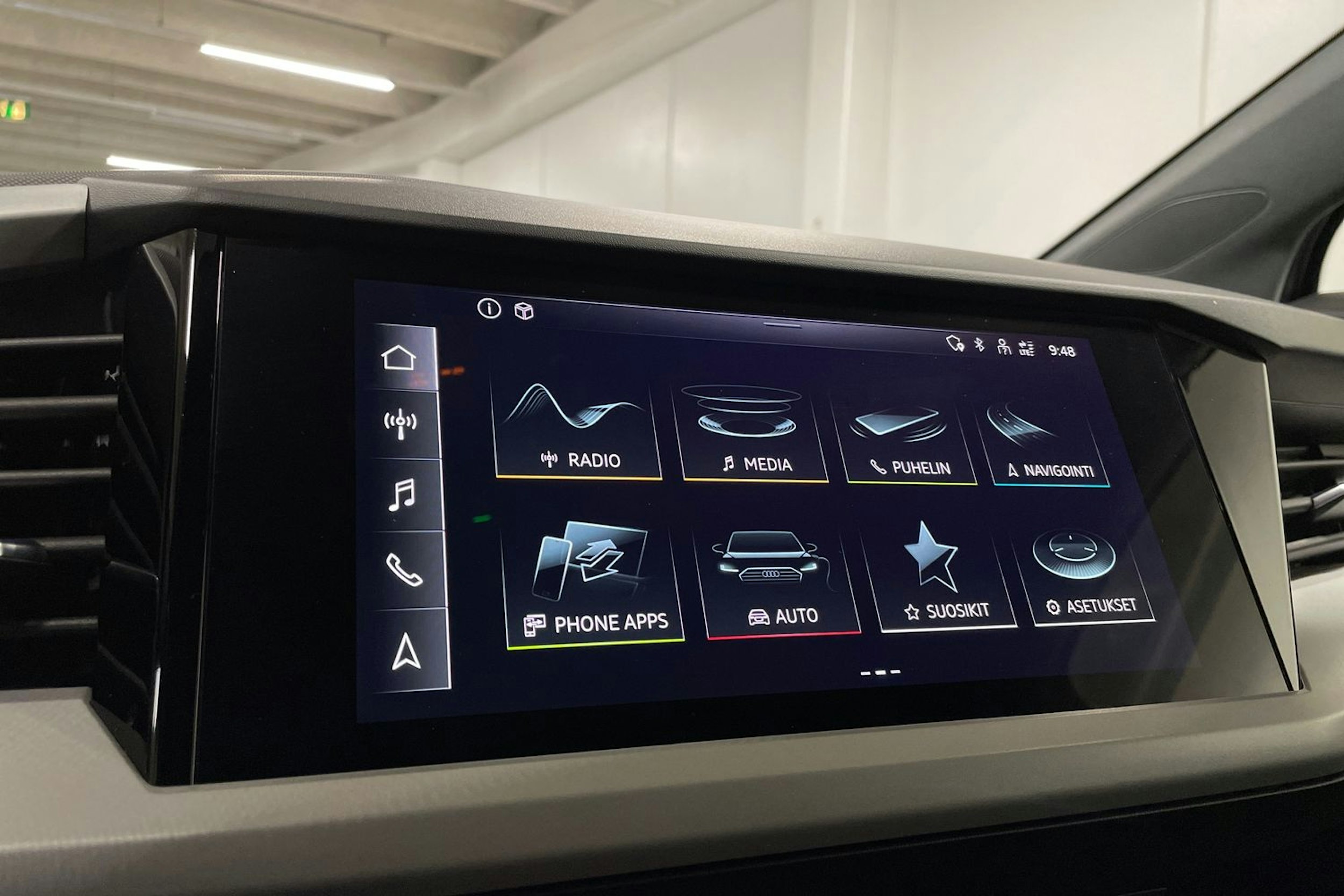 harmaa Audi Q4 e-tron 2022 kuva 17.