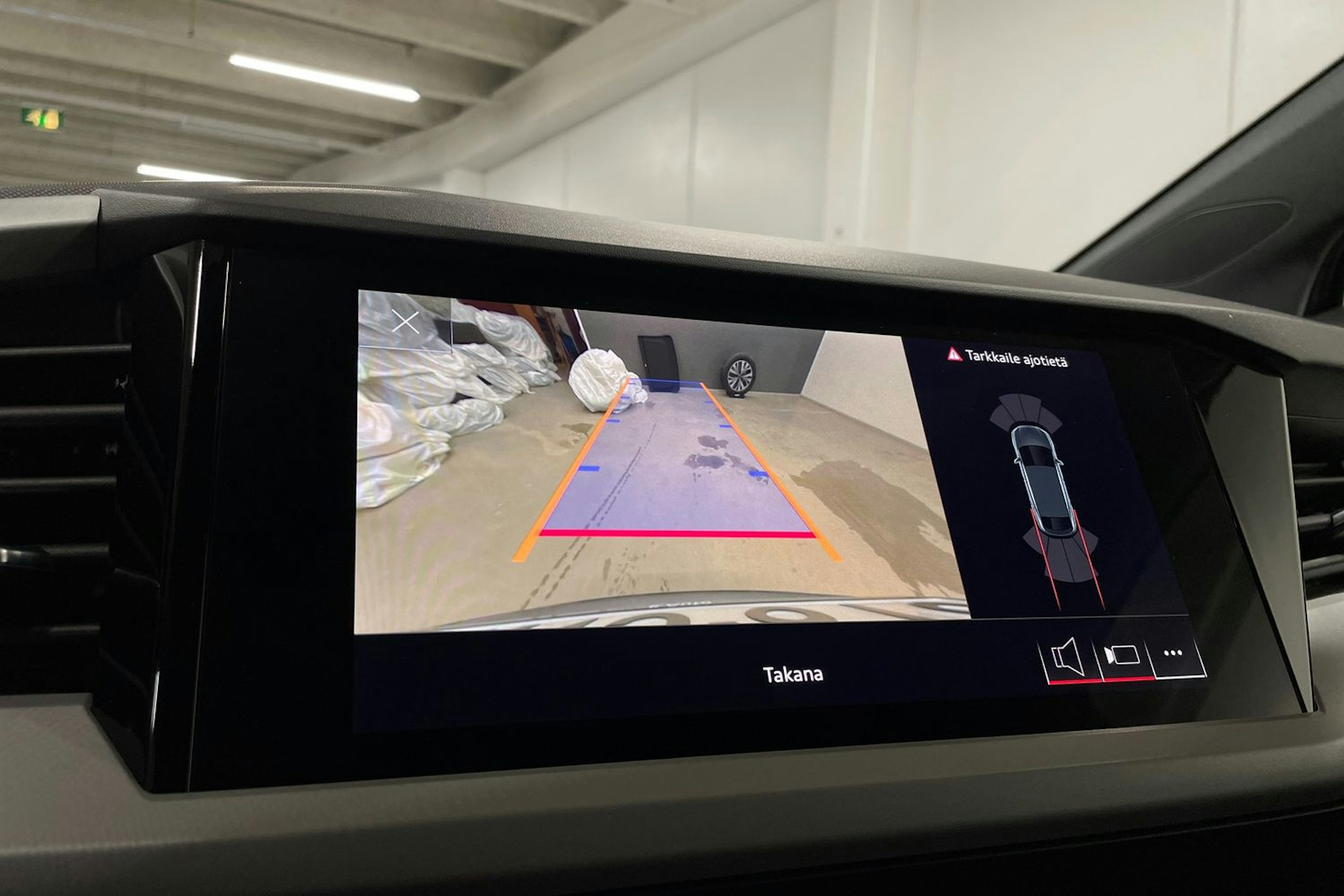 harmaa Audi Q4 e-tron 2022 kuva 23.