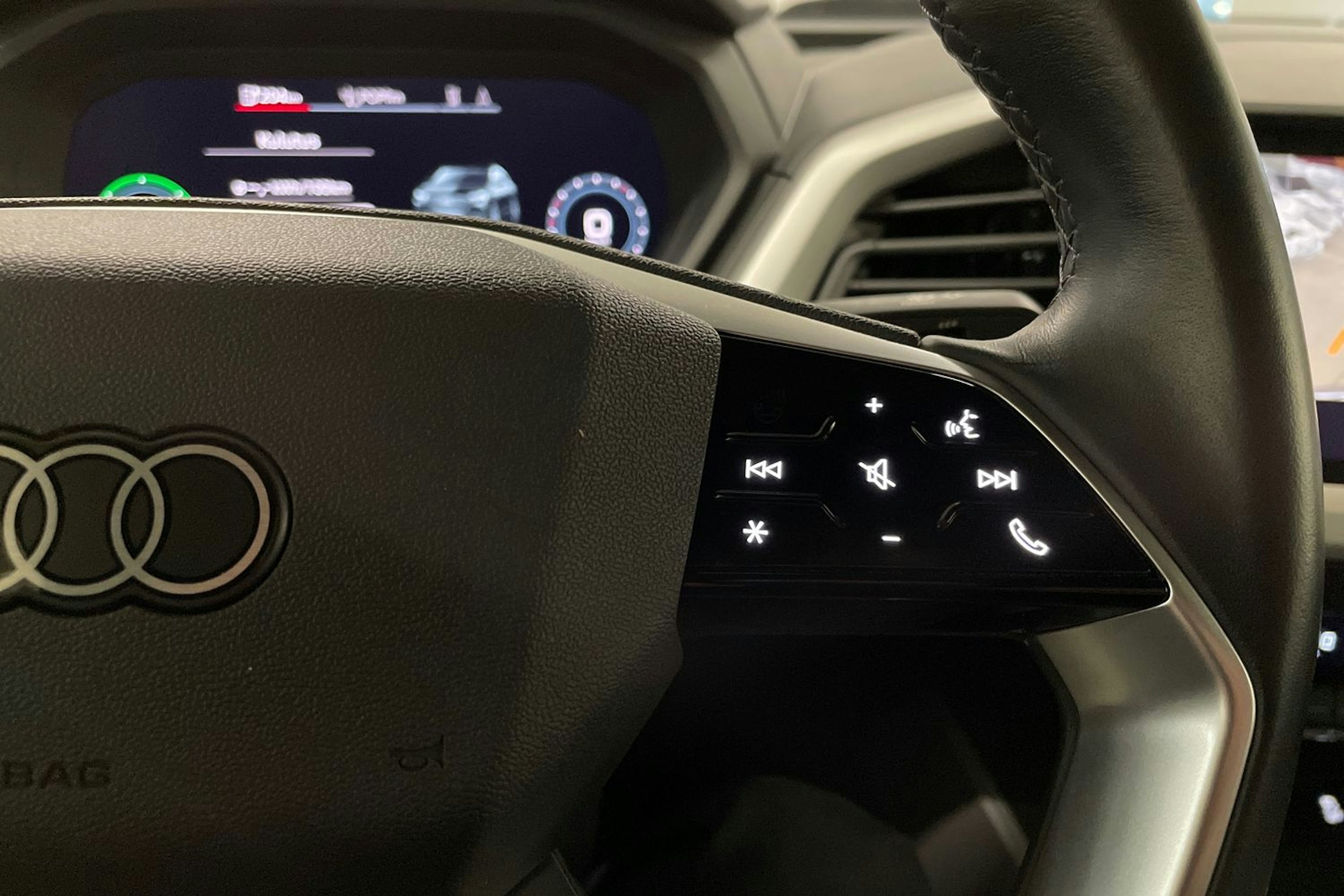 harmaa Audi Q4 e-tron 2022 kuva 27.