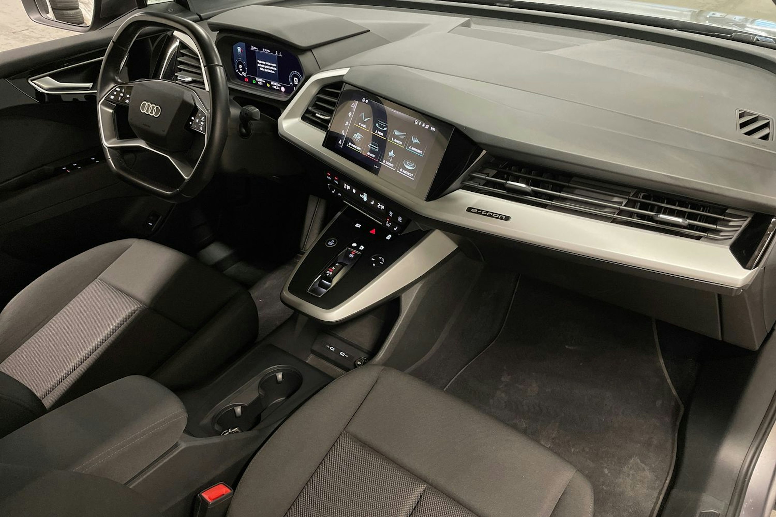 harmaa Audi Q4 e-tron 2022 kuva 32.