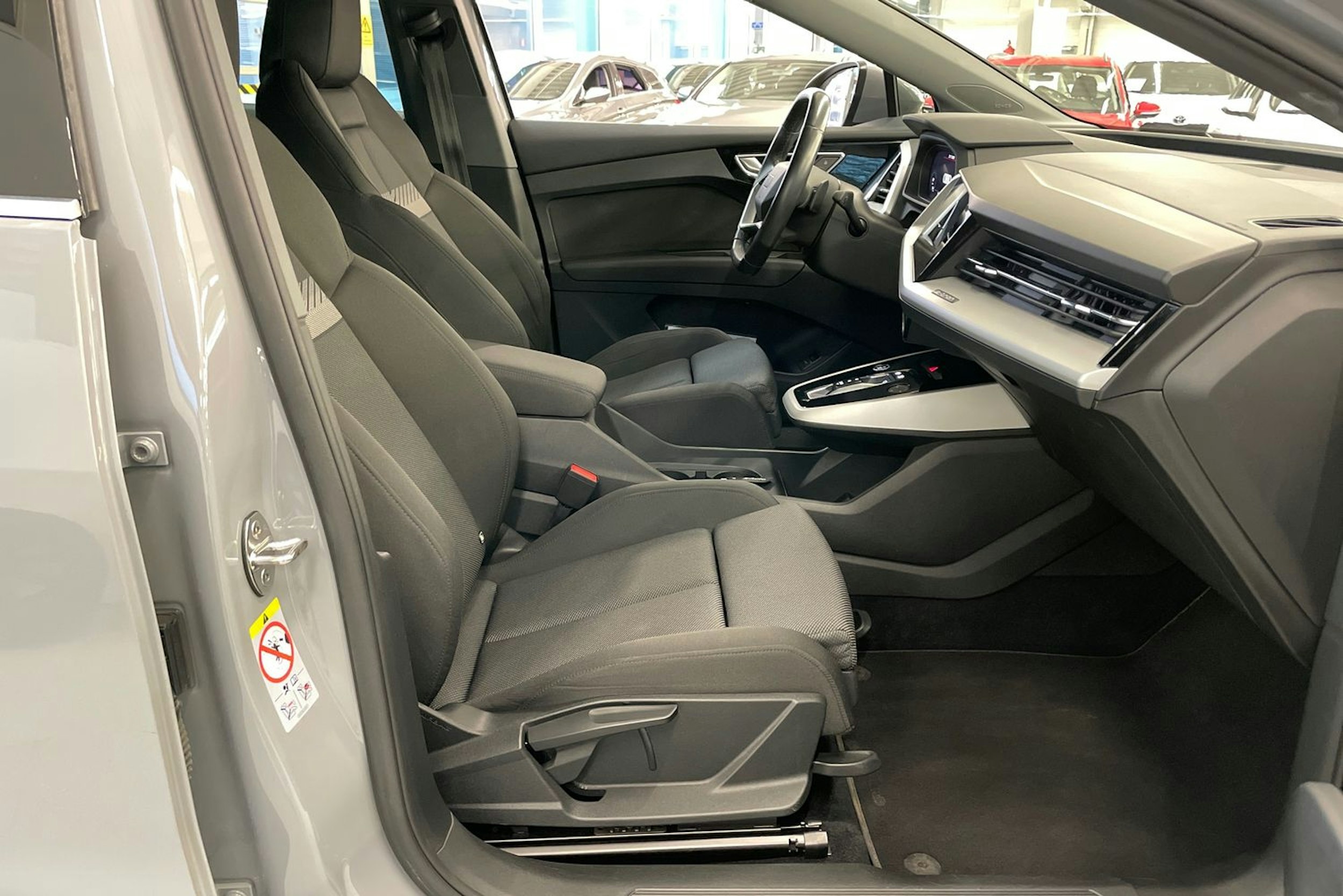 Harmaa Audi Q4 e-tron 2022 kuva 23.