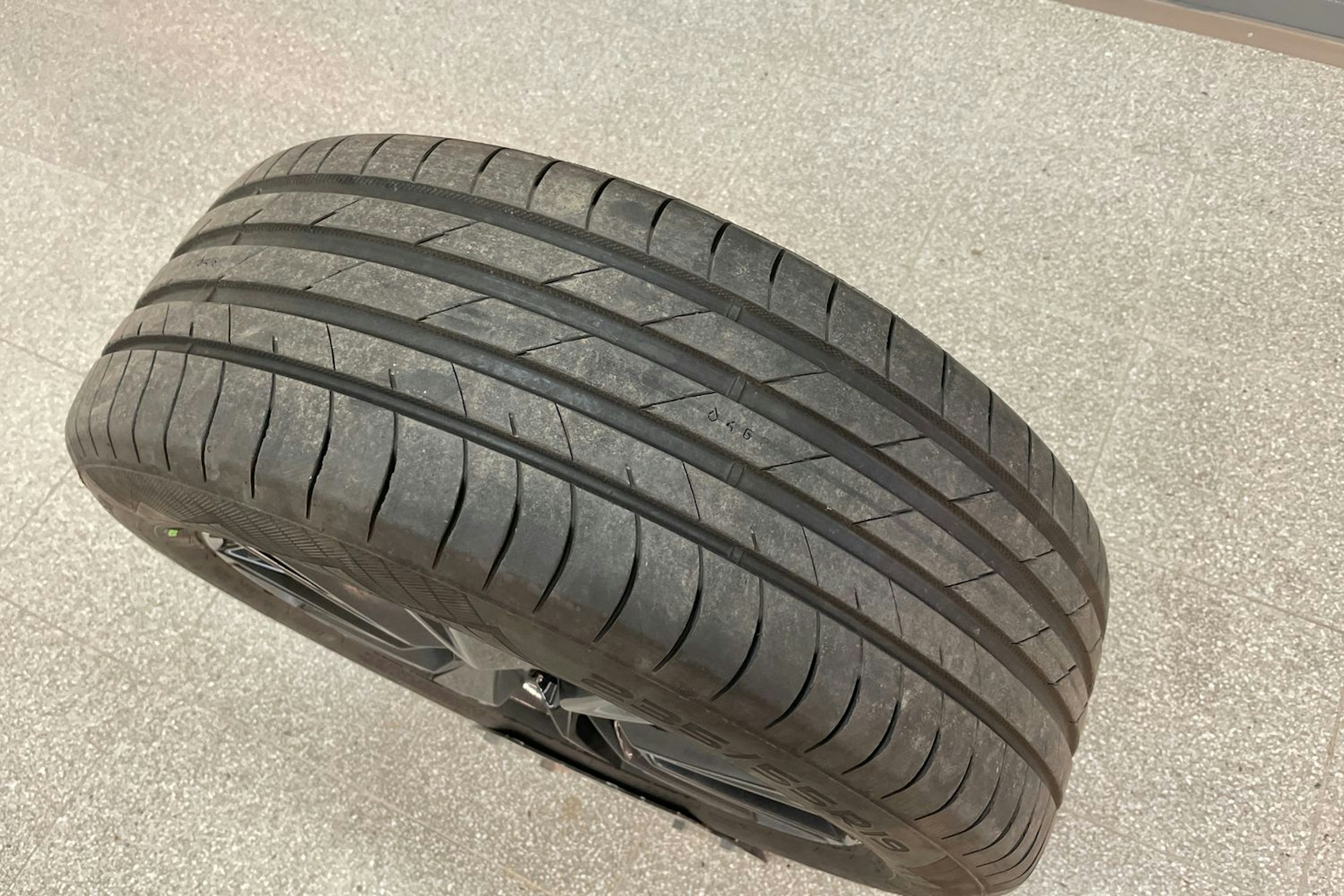 Harmaa Audi Q4 e-tron 2022 kuva 27.