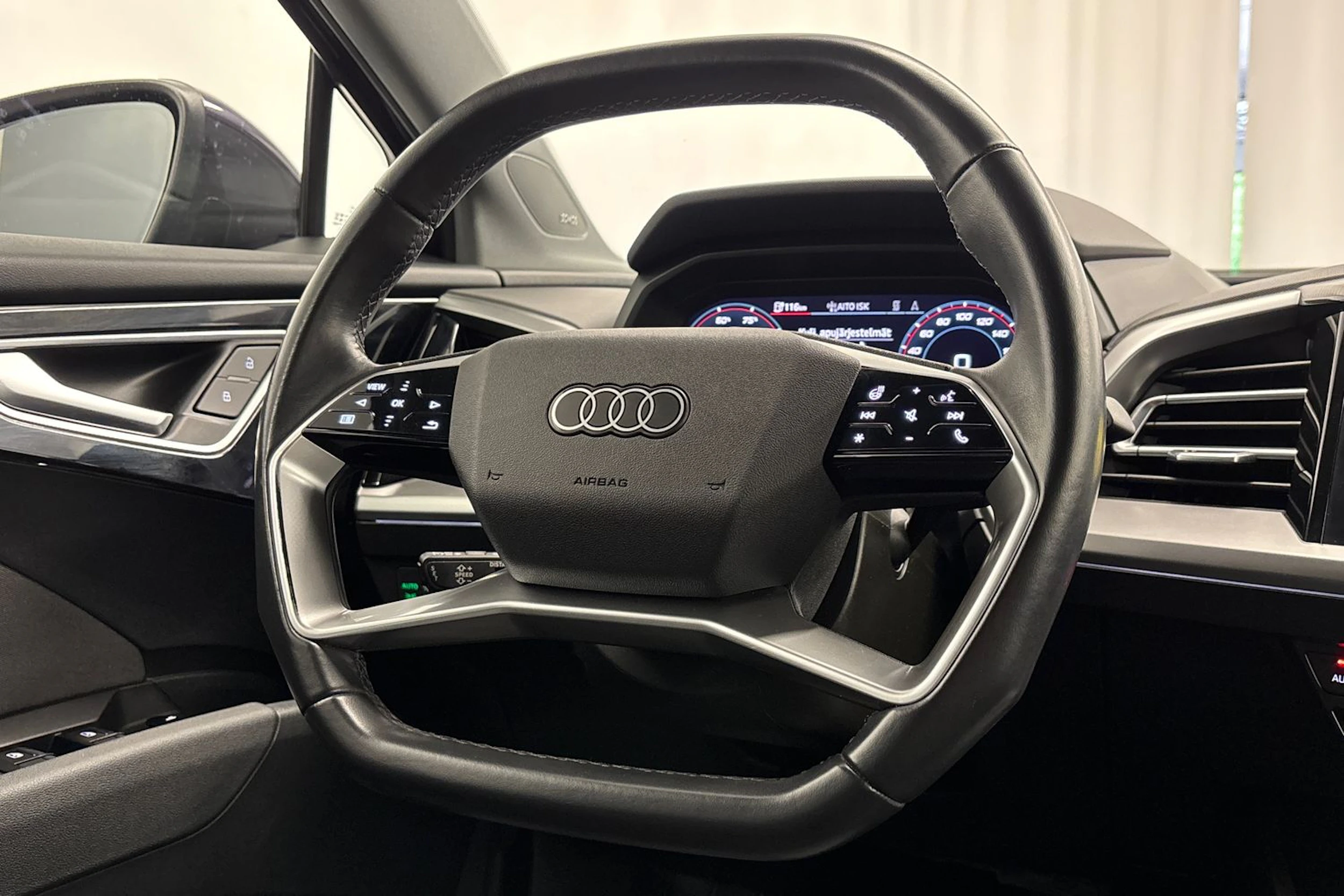 met. vihreä Audi Q4 e-tron 2022 kuva 11.