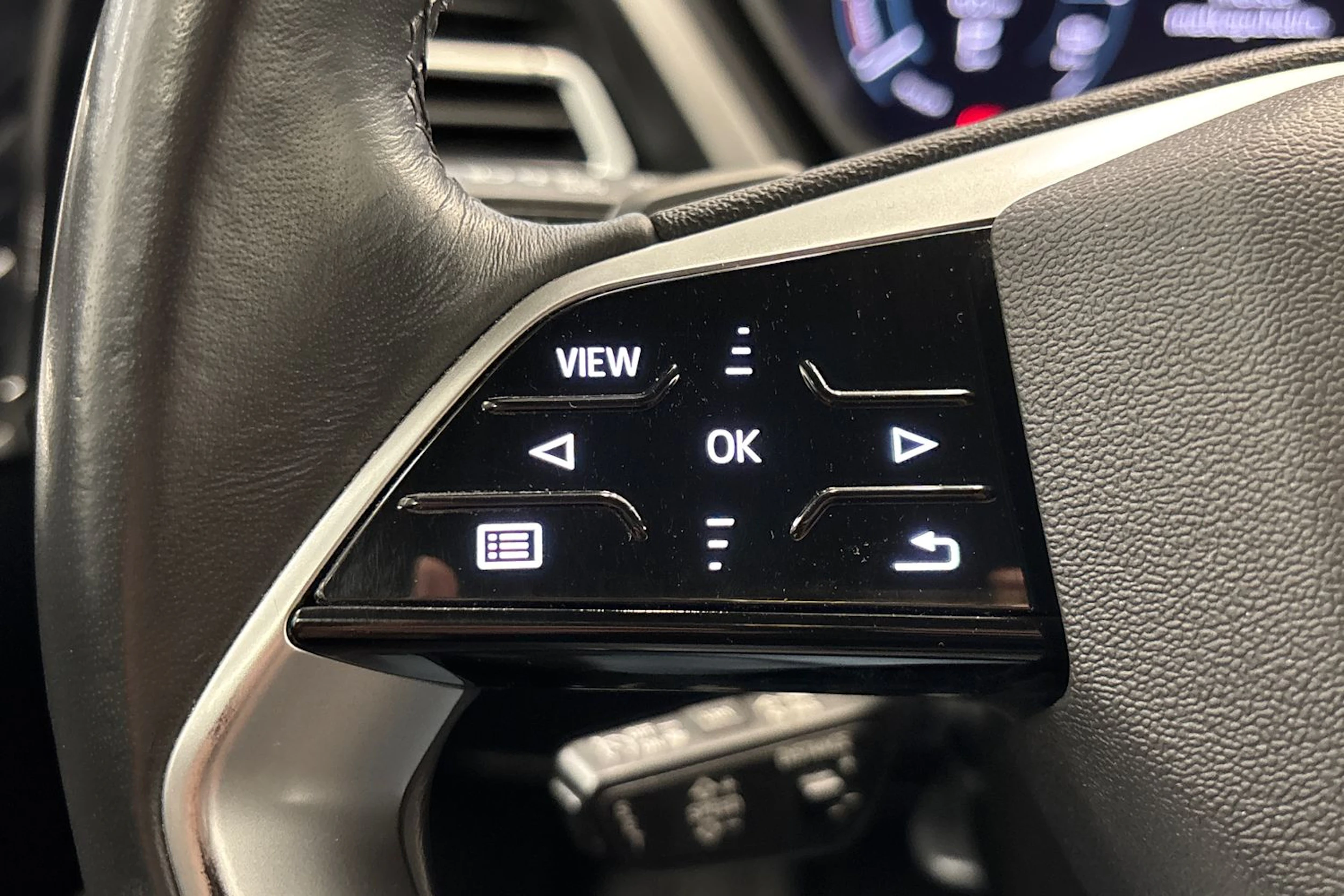 met. vihreä Audi Q4 e-tron 2022 kuva 13.