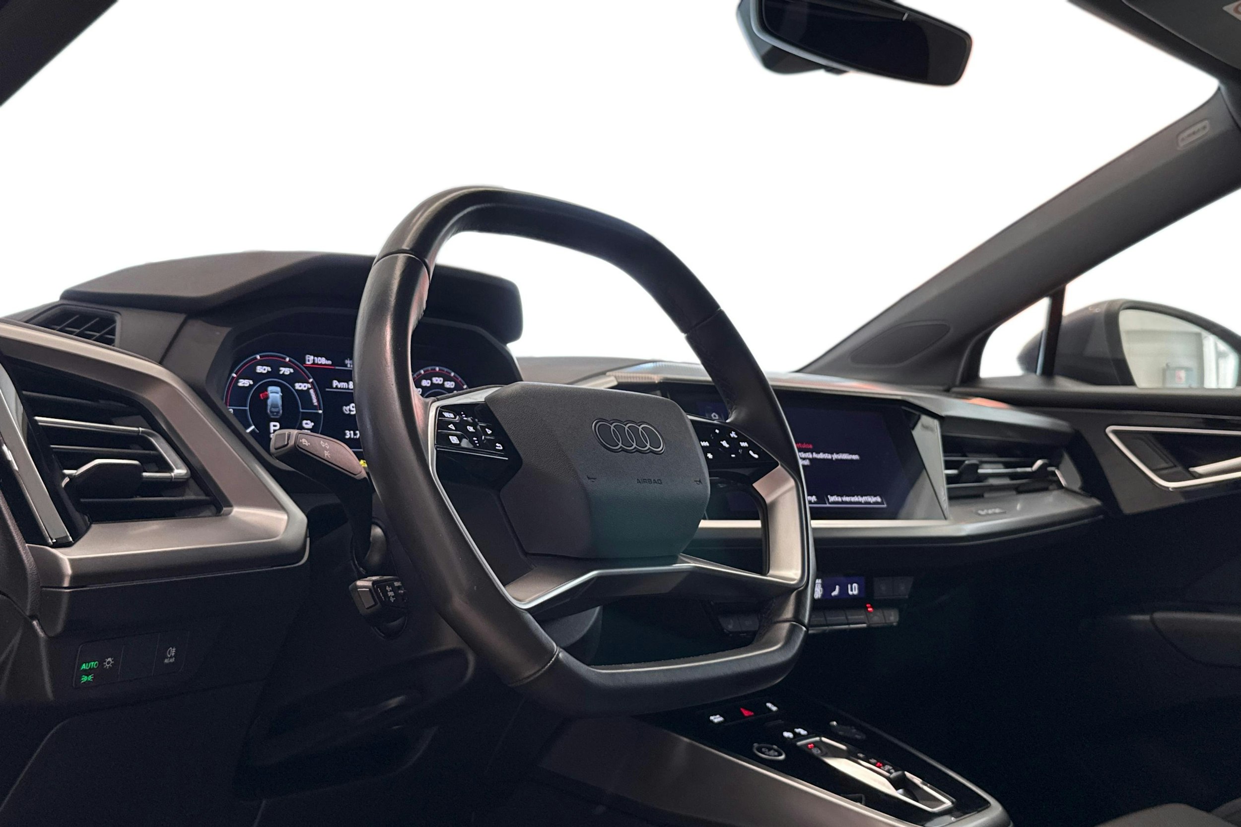 harmaa Audi Q4 e-tron 2022 kuva 7.