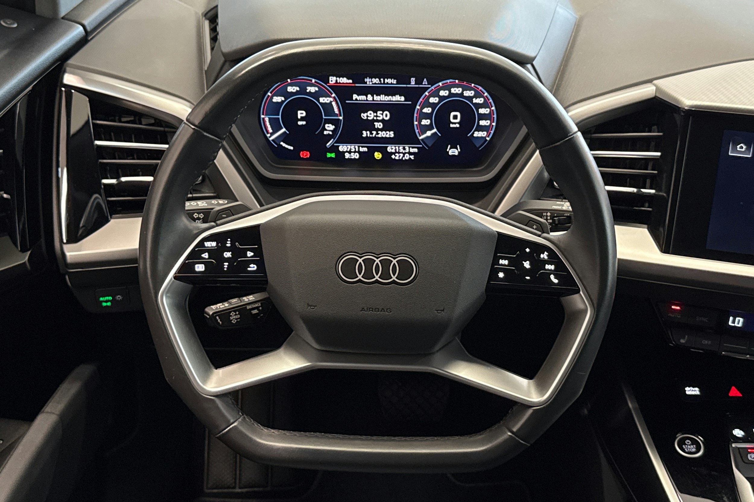 harmaa Audi Q4 e-tron 2022 kuva 8.