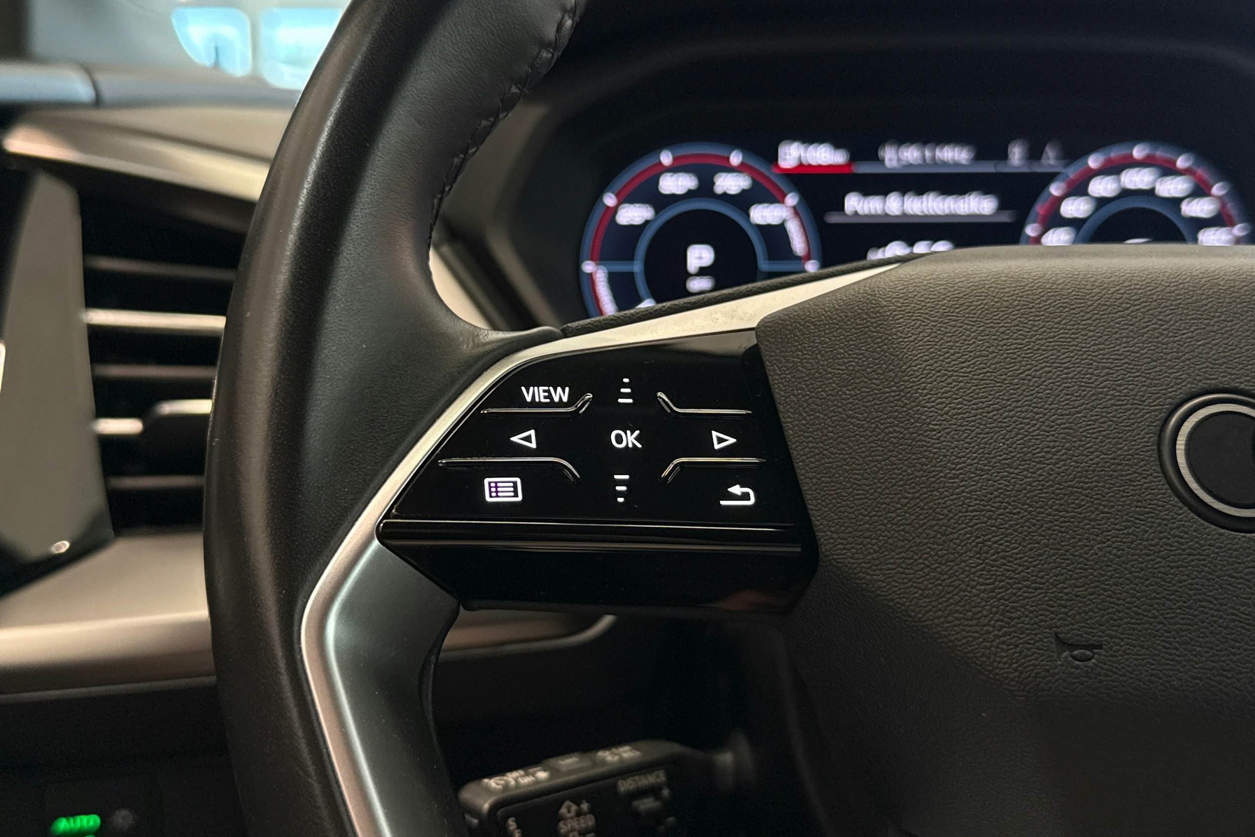 harmaa Audi Q4 e-tron 2022 kuva 11.