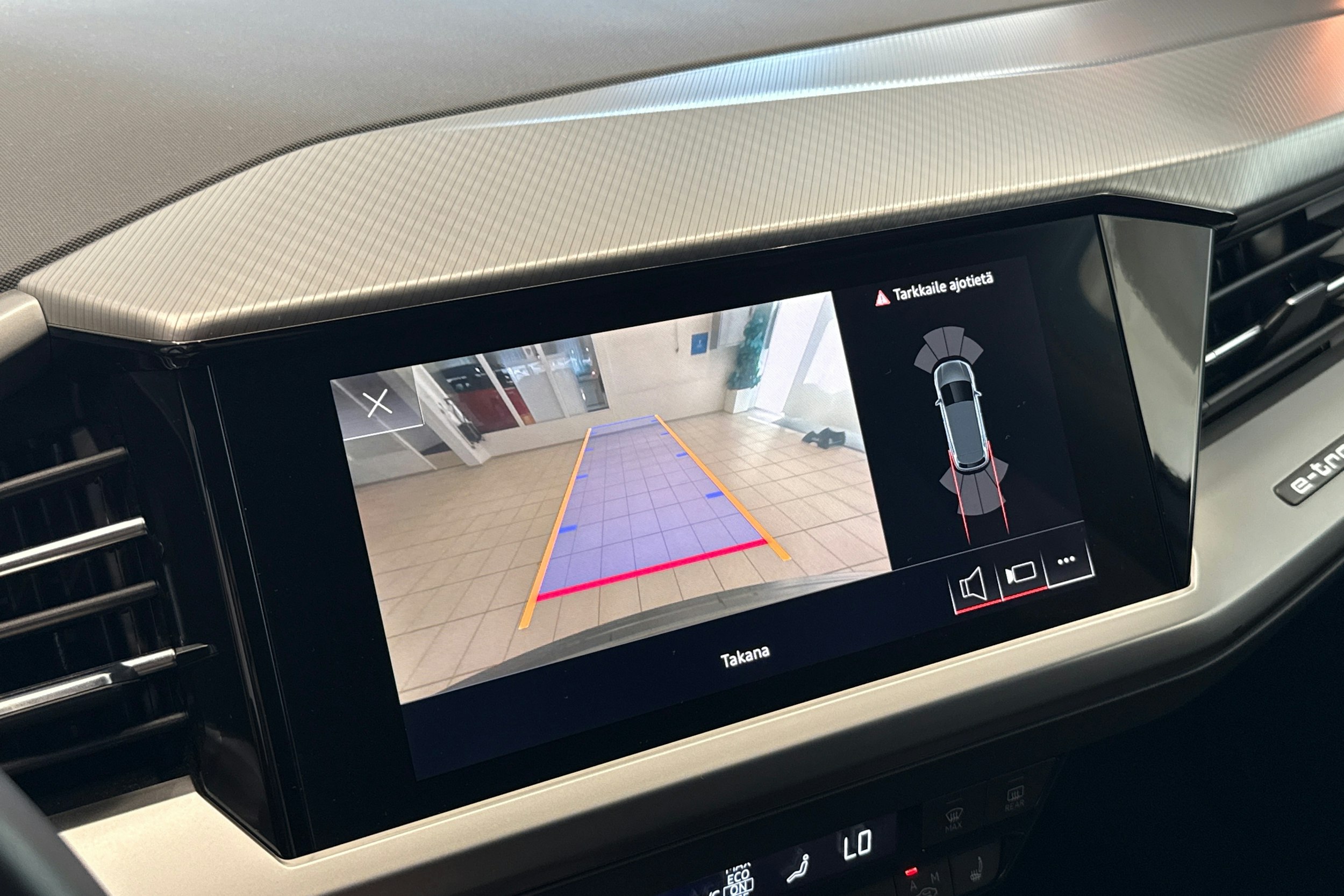 harmaa Audi Q4 e-tron 2022 kuva 18.