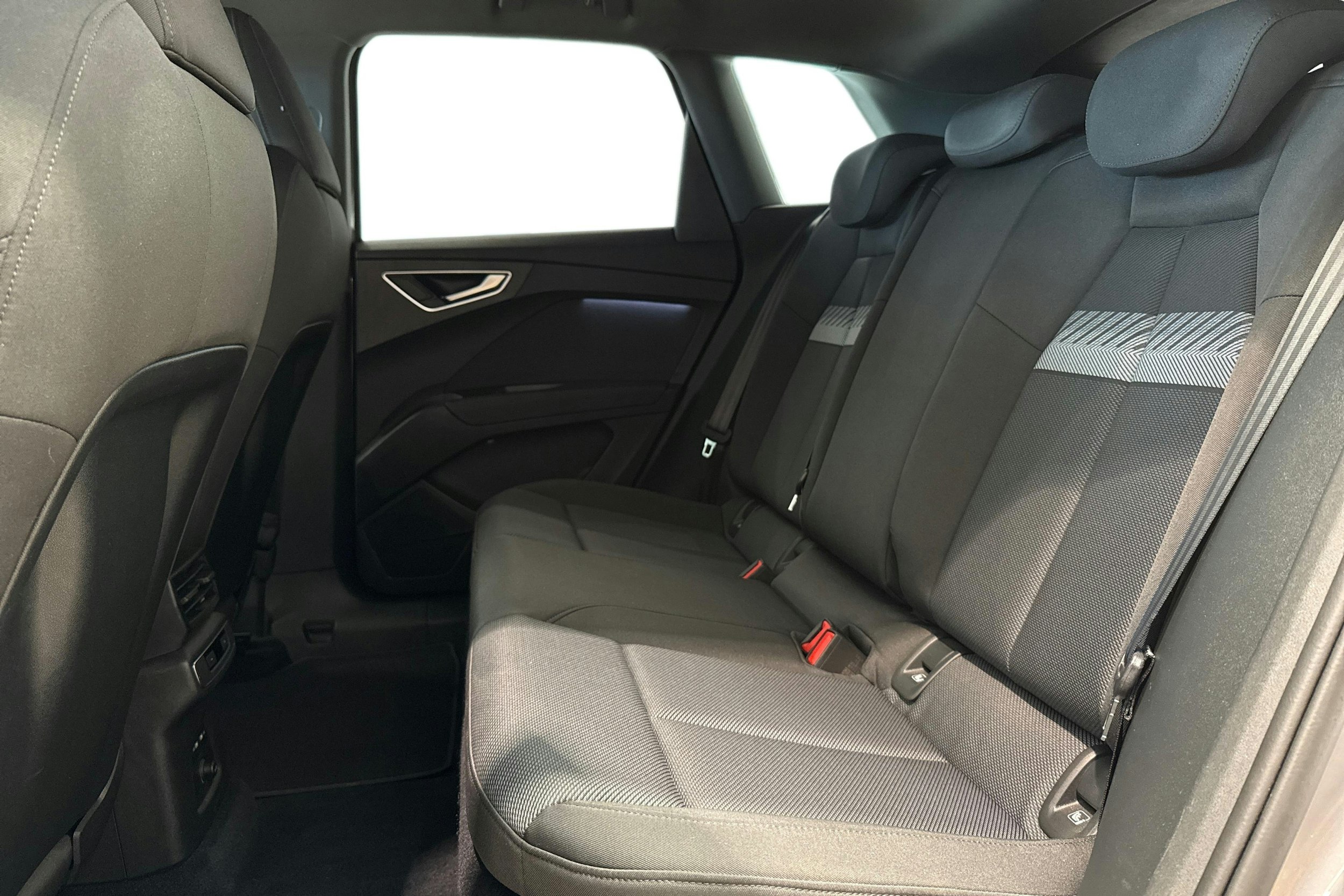 harmaa Audi Q4 e-tron 2022 kuva 21.