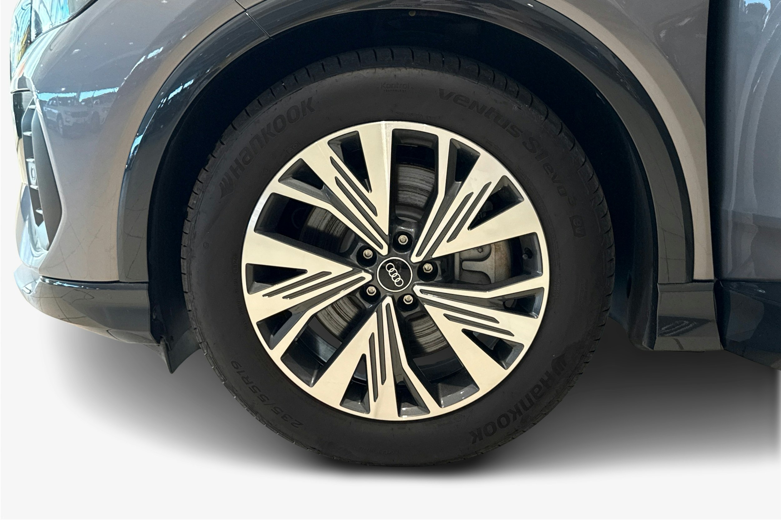 harmaa Audi Q4 e-tron 2022 kuva 27.