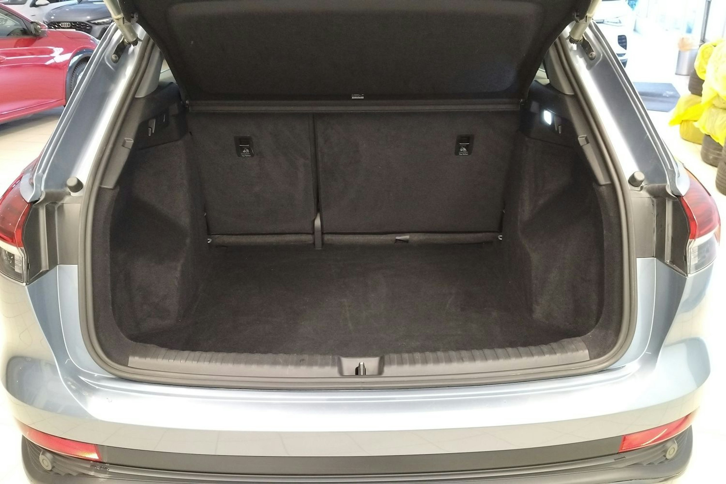 Sininen Audi Q4 e-tron 2022 kuva 14.