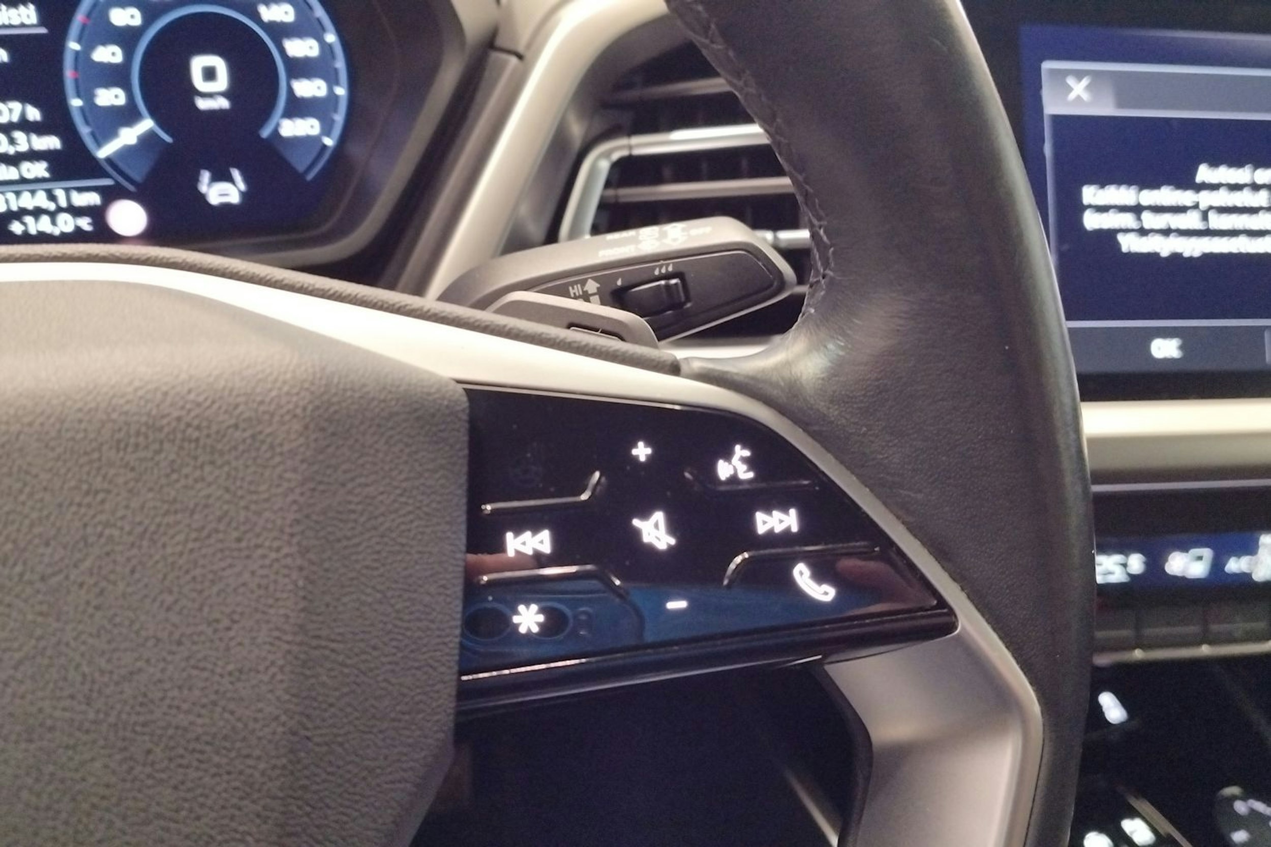 Sininen Audi Q4 e-tron 2022 kuva 18.