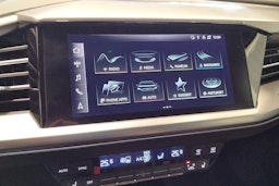 Sininen Audi Q4 e-tron 2022 kuva 19.