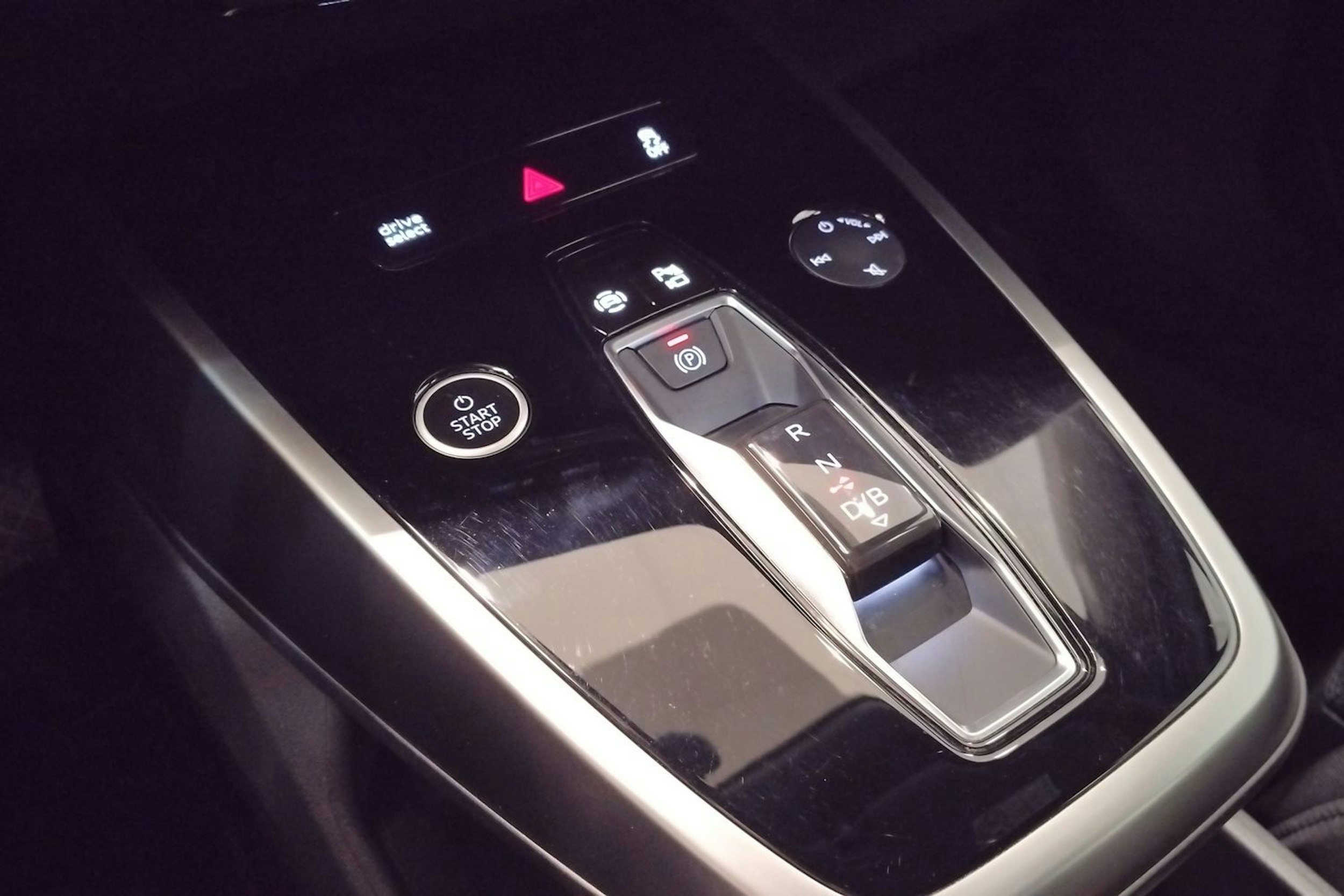 Sininen Audi Q4 e-tron 2022 kuva 21.