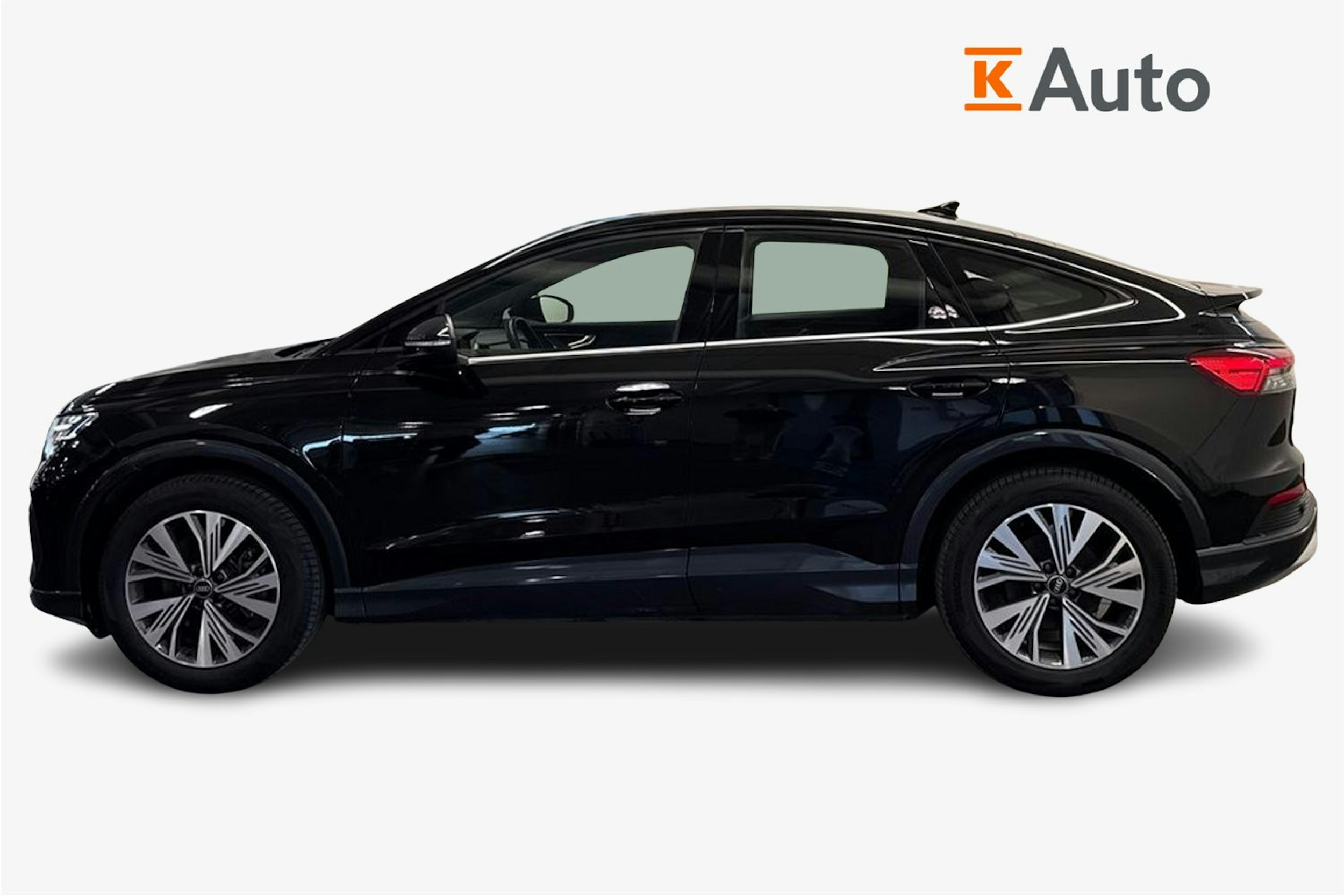 musta Audi Q4 e-tron 2022 kuva 6.
