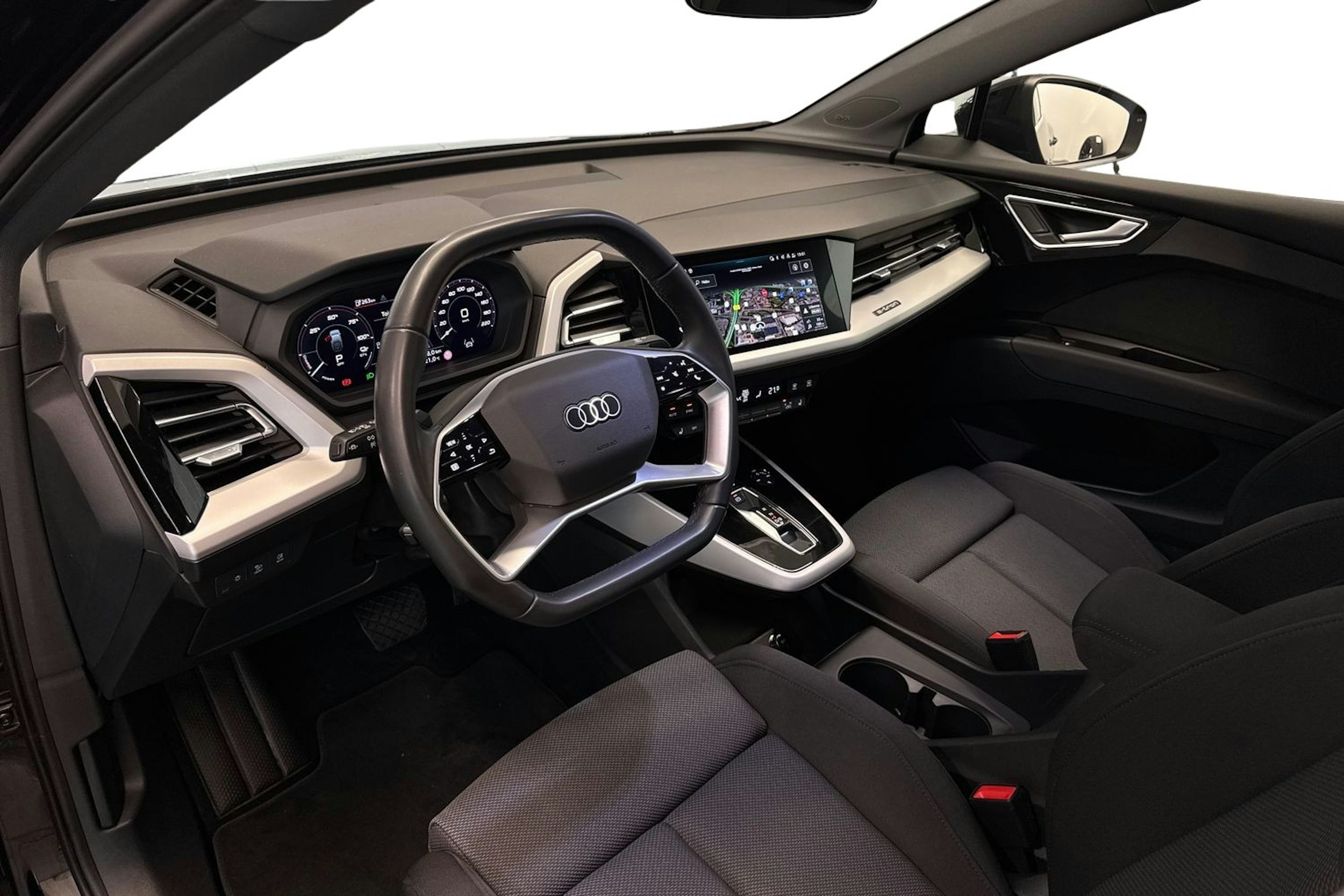 musta Audi Q4 e-tron 2022 kuva 7.