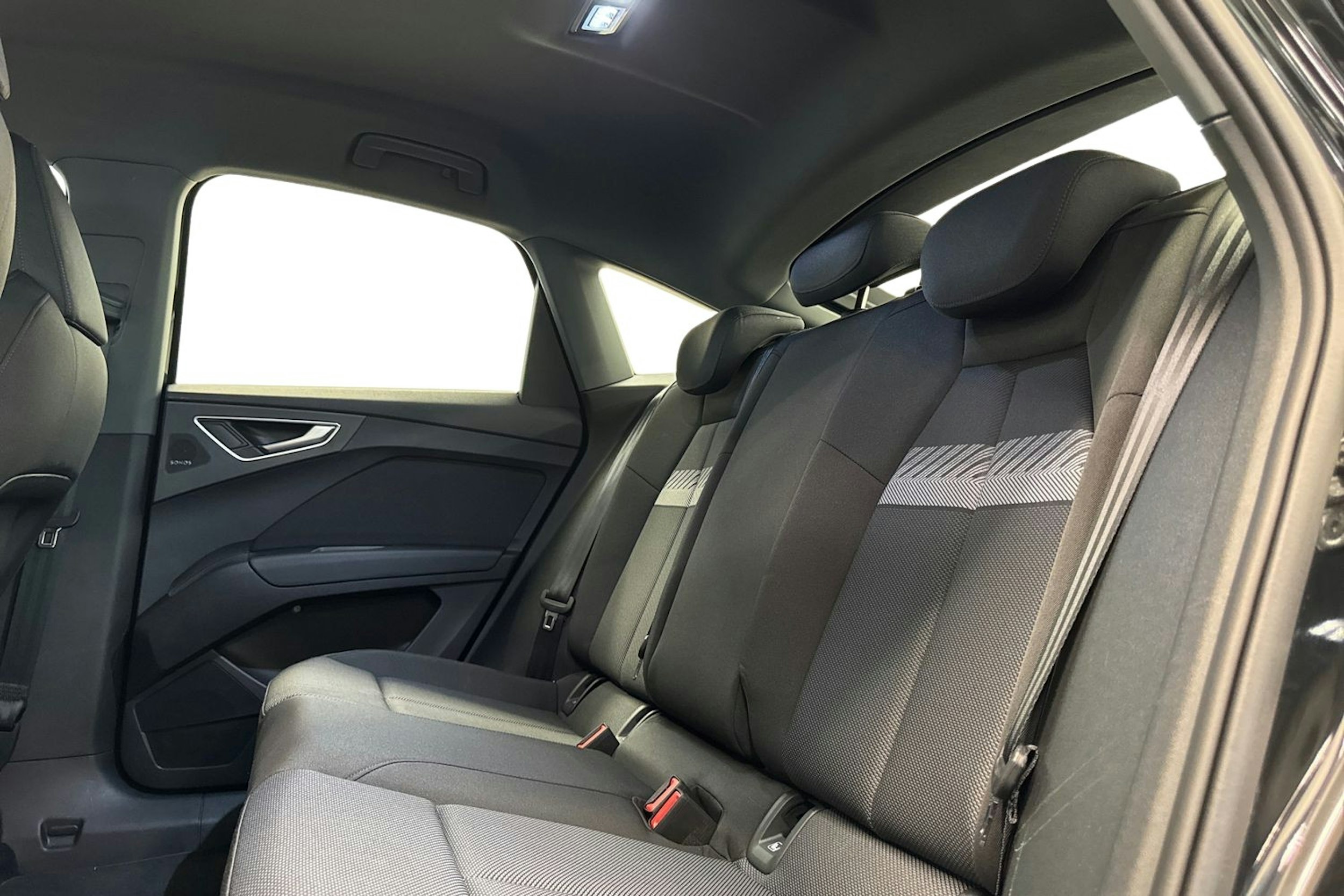 musta Audi Q4 e-tron 2022 kuva 10.