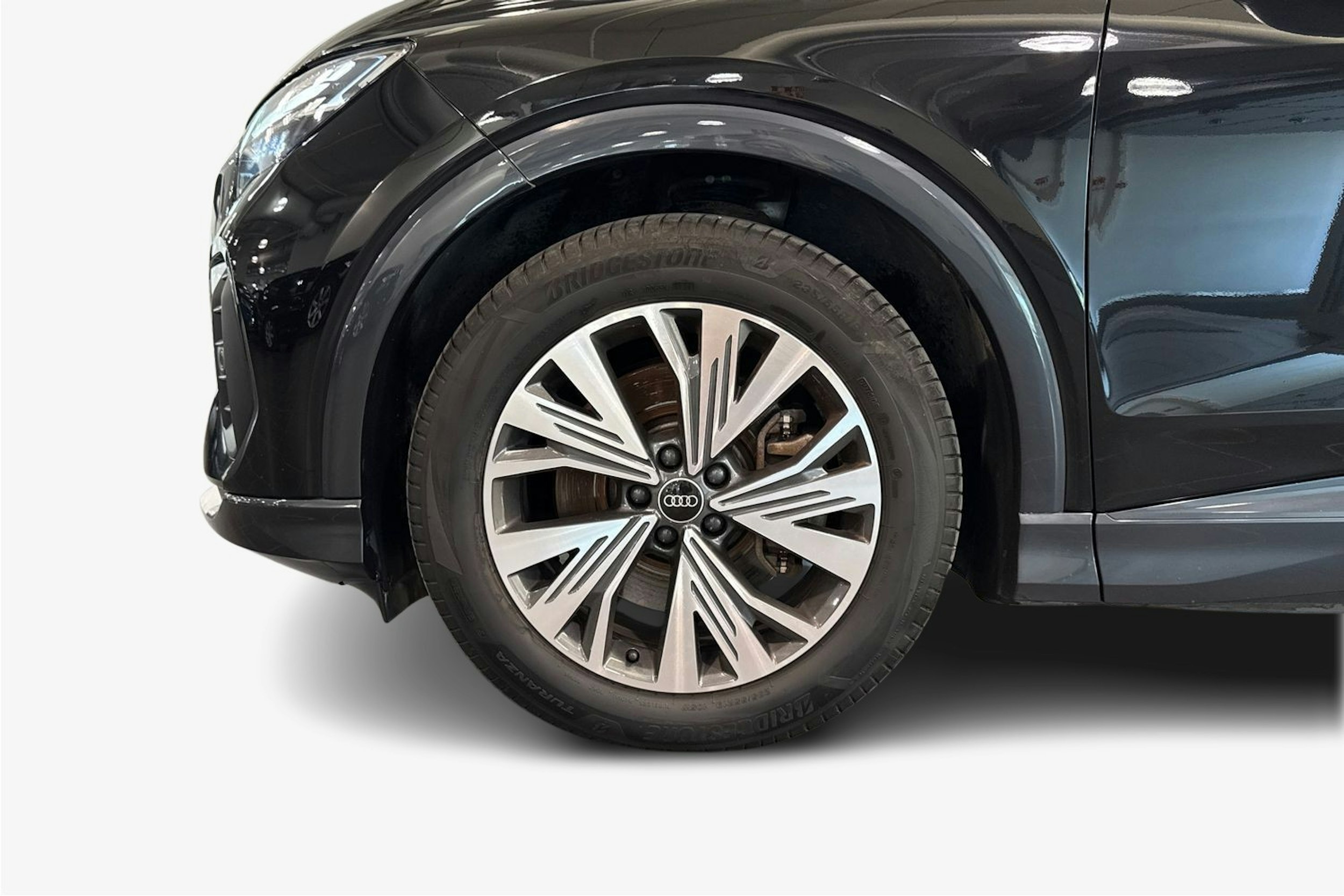 musta Audi Q4 e-tron 2022 kuva 11.