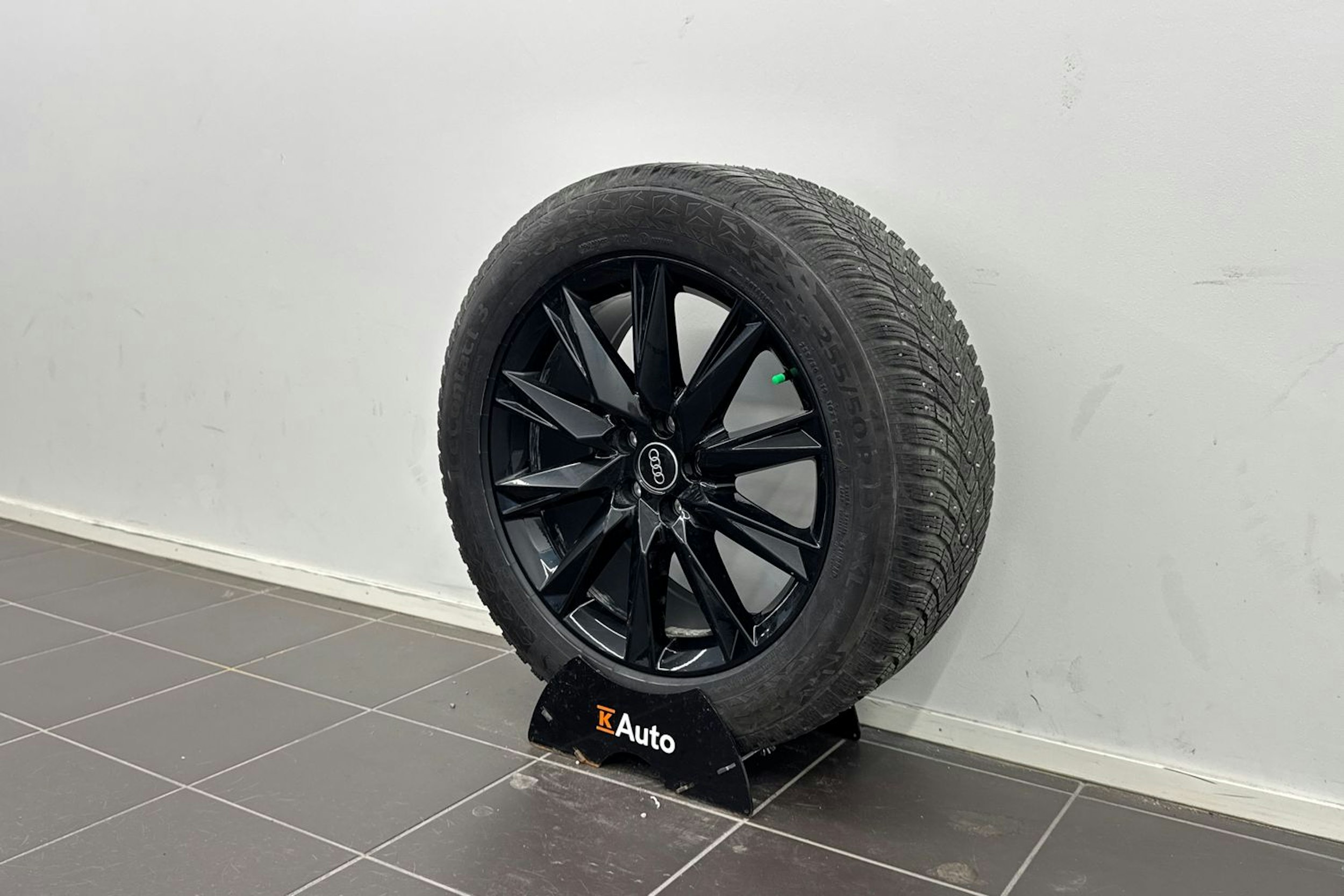 musta Audi Q4 e-tron 2022 kuva 13.