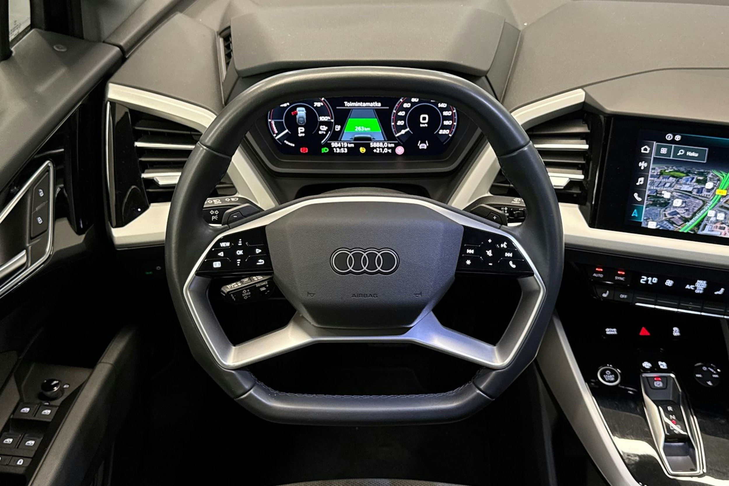 musta Audi Q4 e-tron 2022 kuva 16.