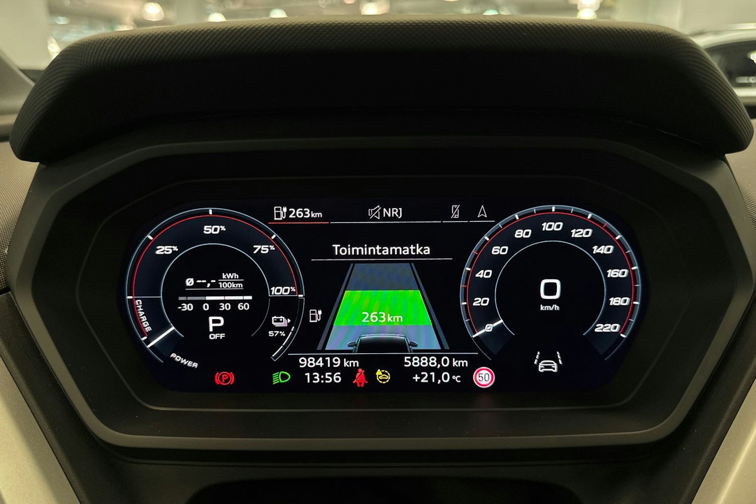musta Audi Q4 e-tron 2022 kuva 17.