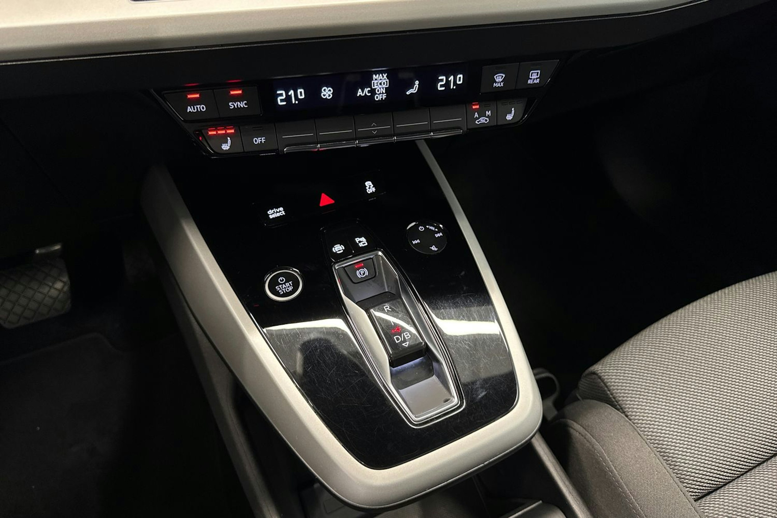 musta Audi Q4 e-tron 2022 kuva 21.