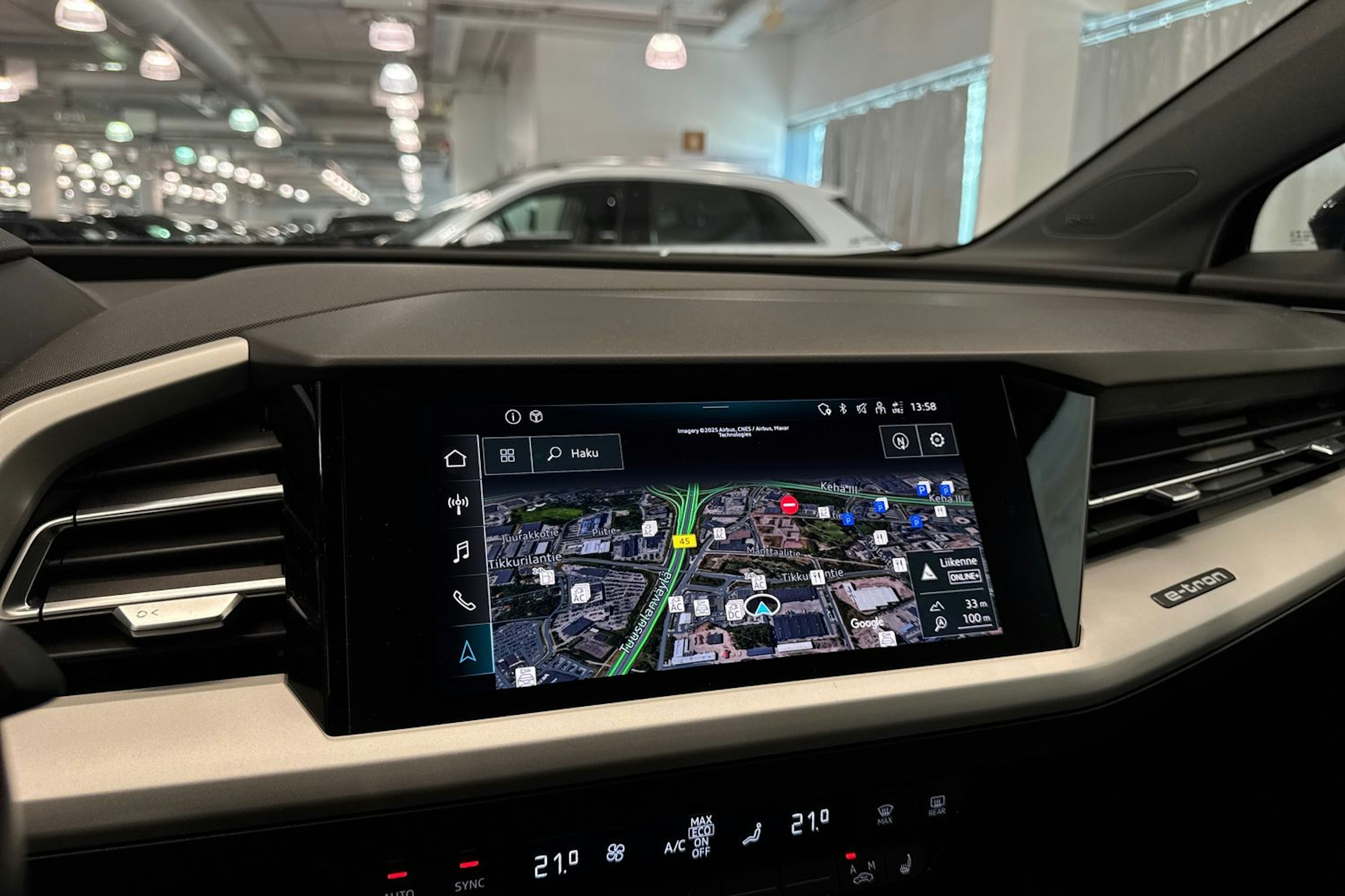 musta Audi Q4 e-tron 2022 kuva 22.