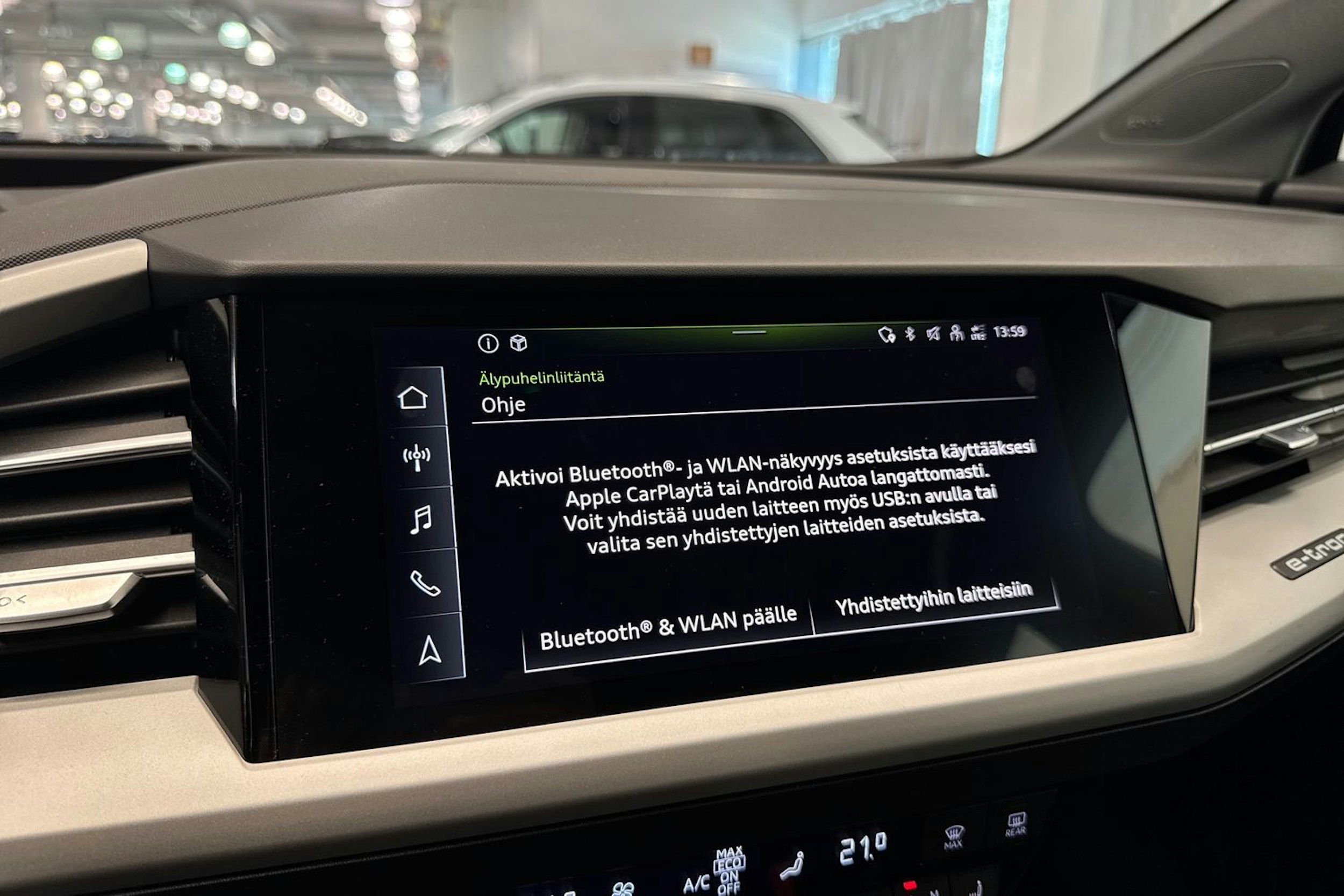 musta Audi Q4 e-tron 2022 kuva 23.