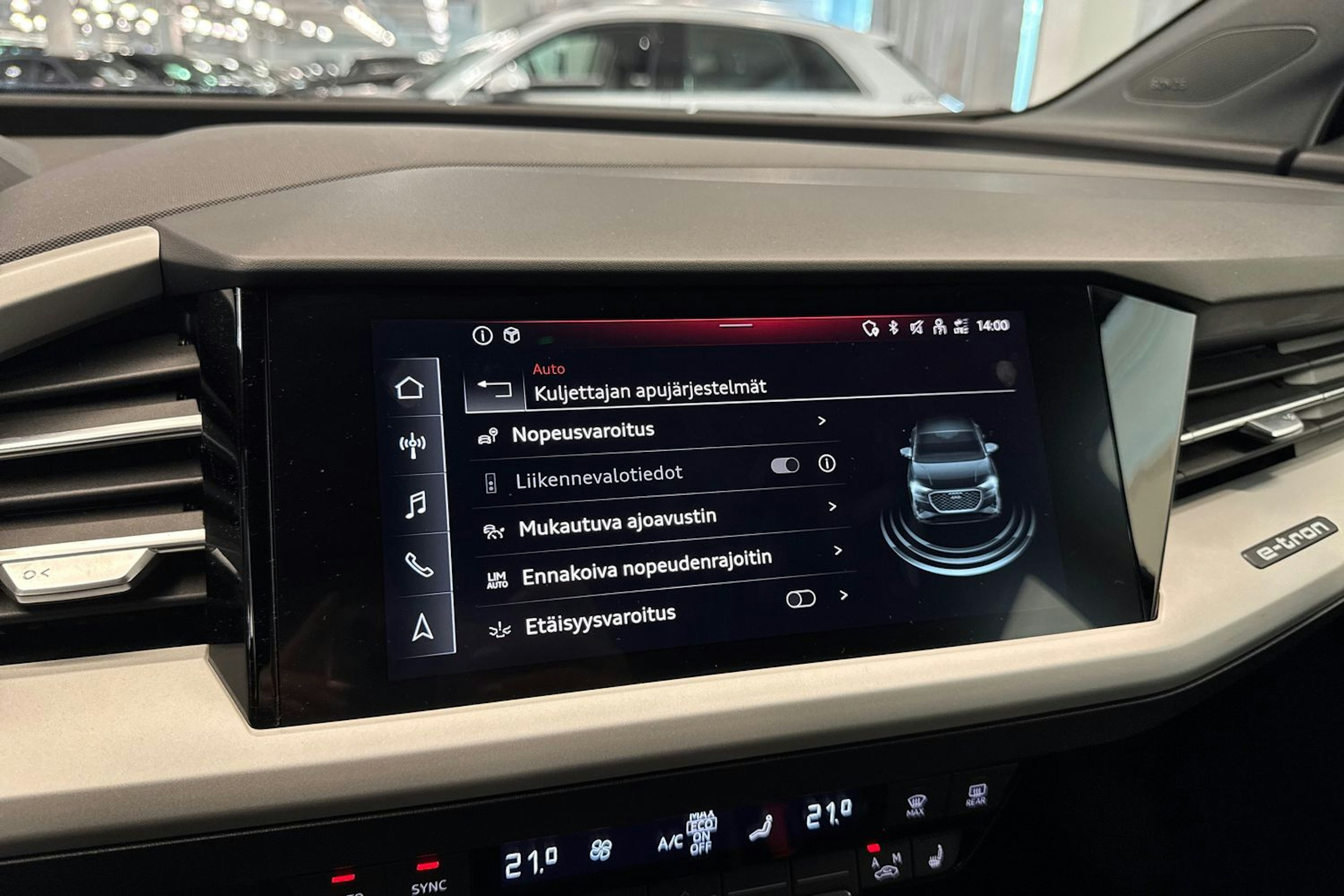 musta Audi Q4 e-tron 2022 kuva 24.