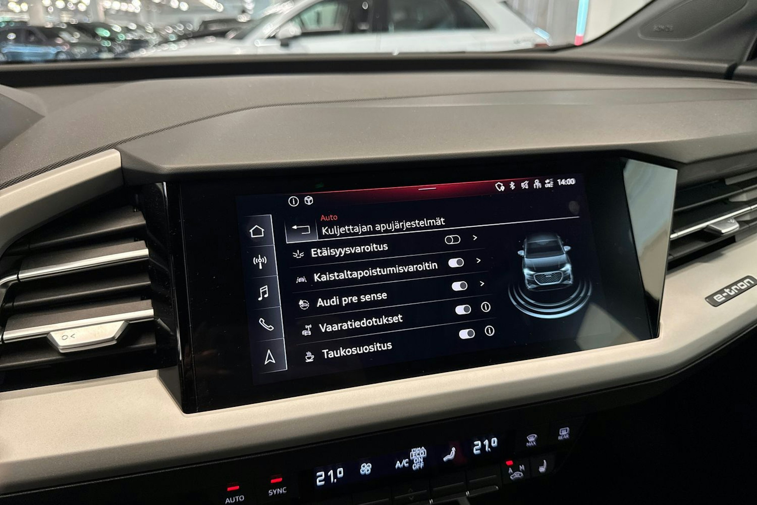 musta Audi Q4 e-tron 2022 kuva 25.