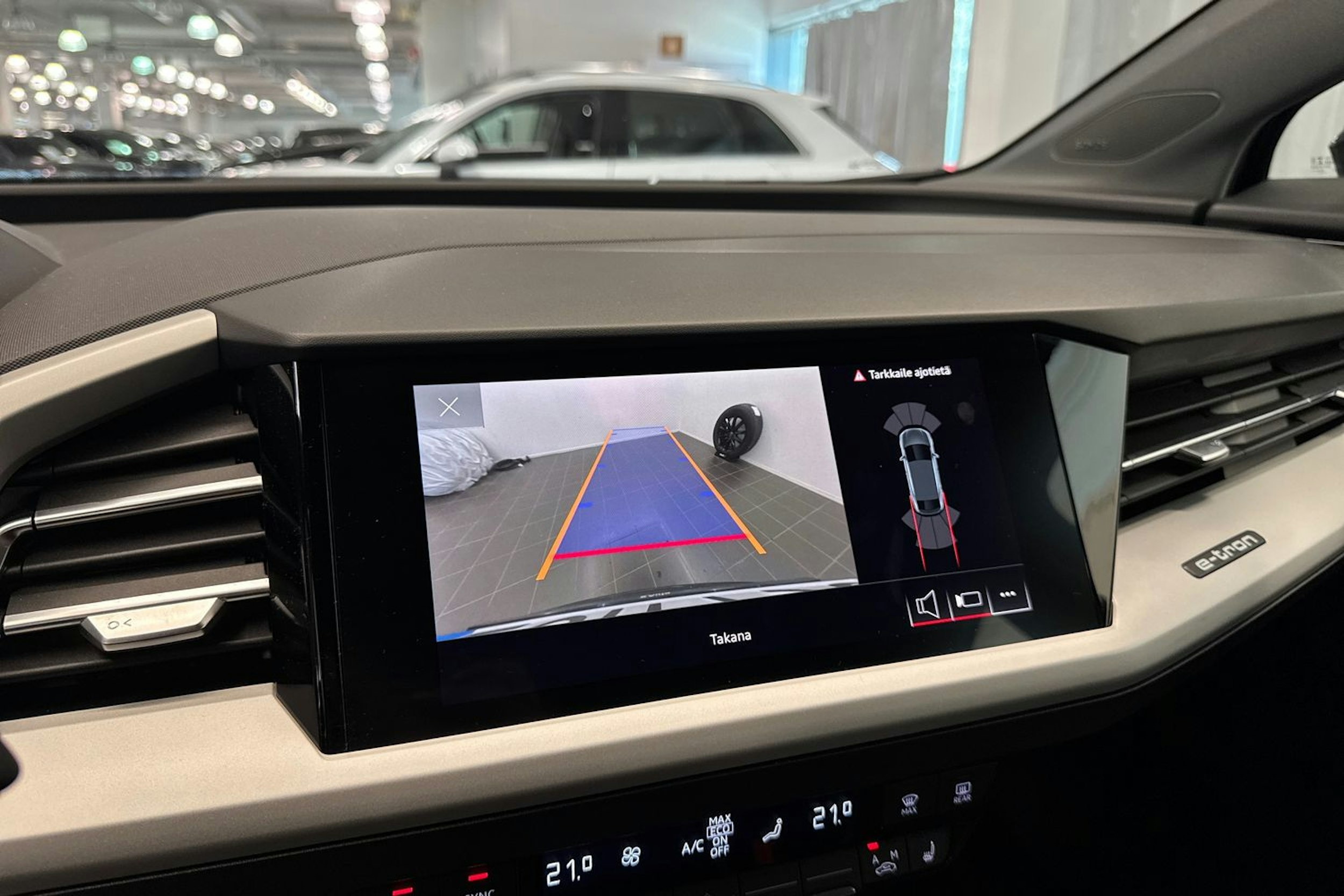 musta Audi Q4 e-tron 2022 kuva 26.