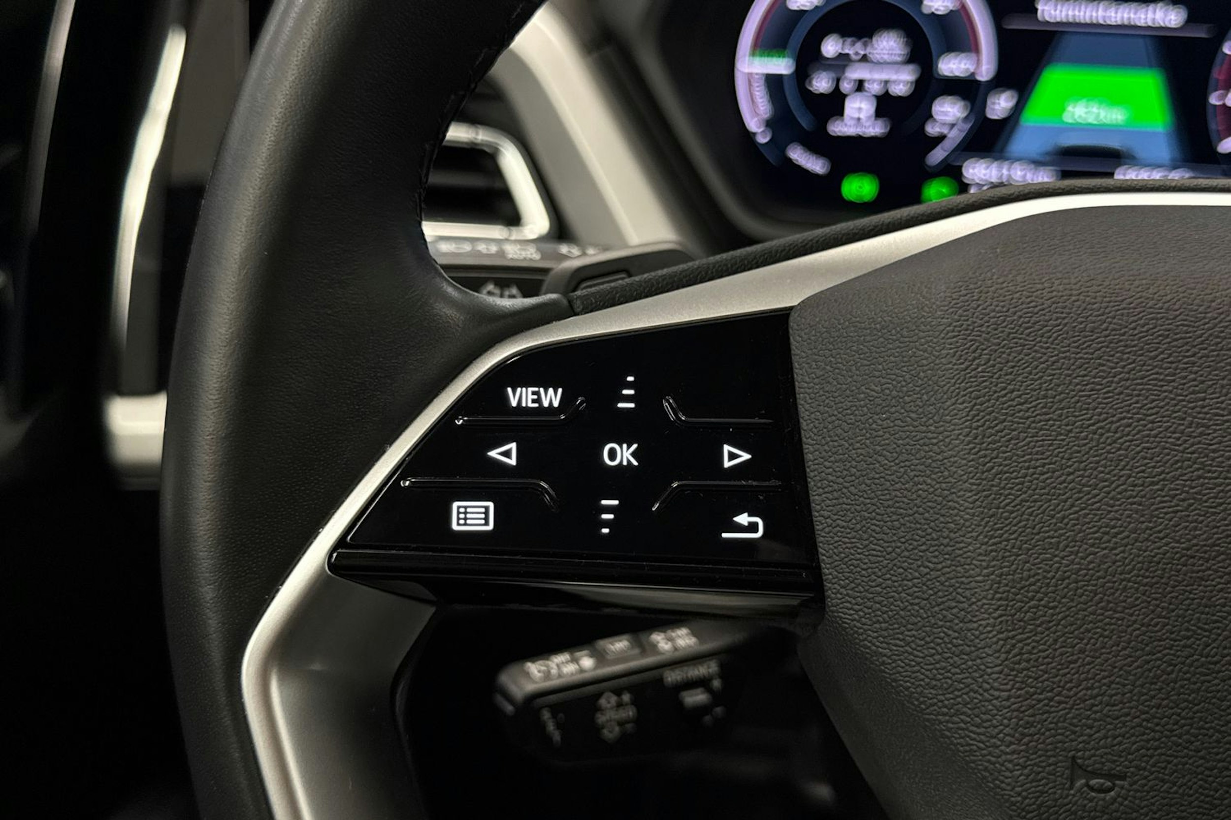 musta Audi Q4 e-tron 2022 kuva 28.