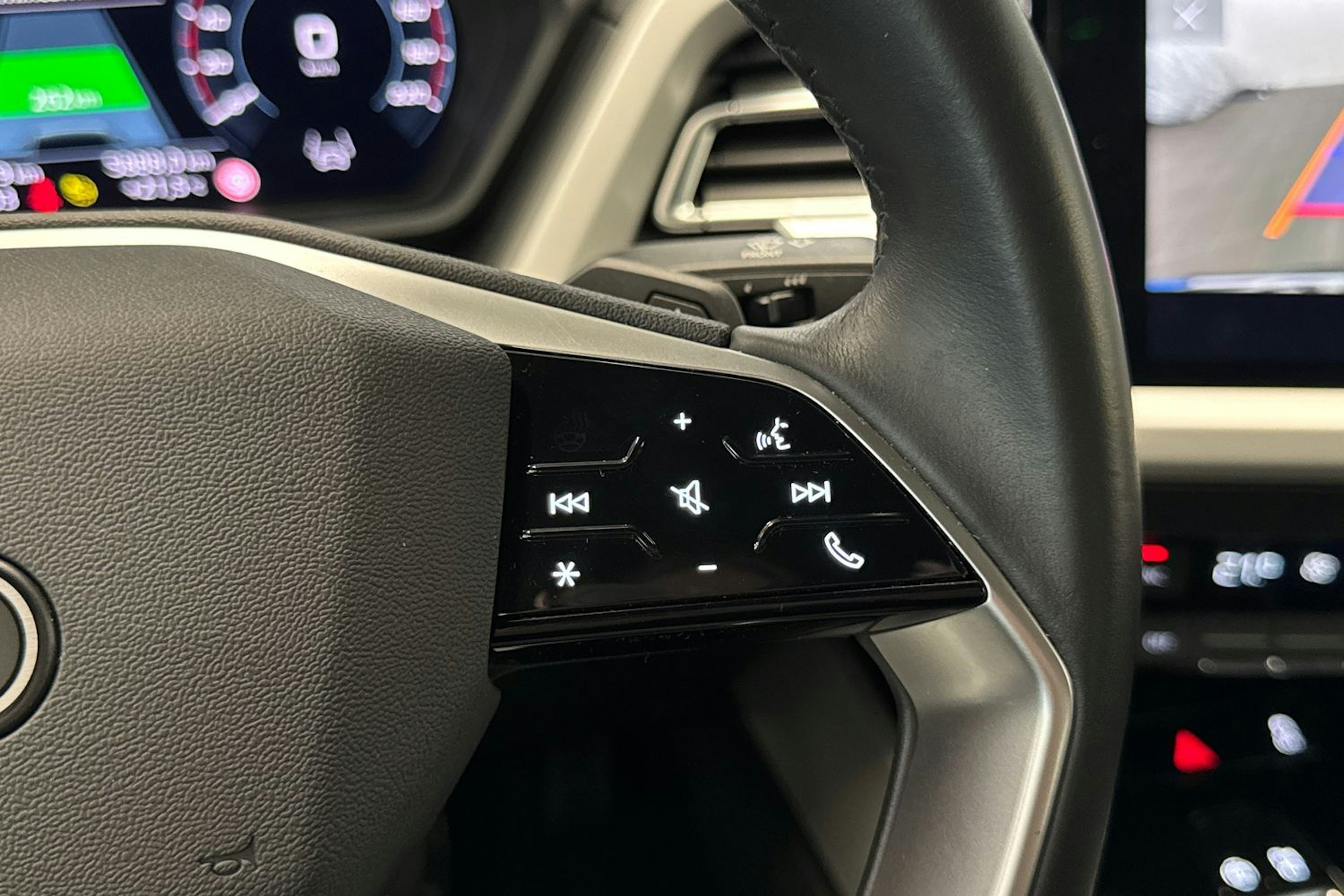 musta Audi Q4 e-tron 2022 kuva 29.