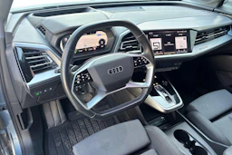 sininen Audi Q4 e-tron 2022 kuva 3.