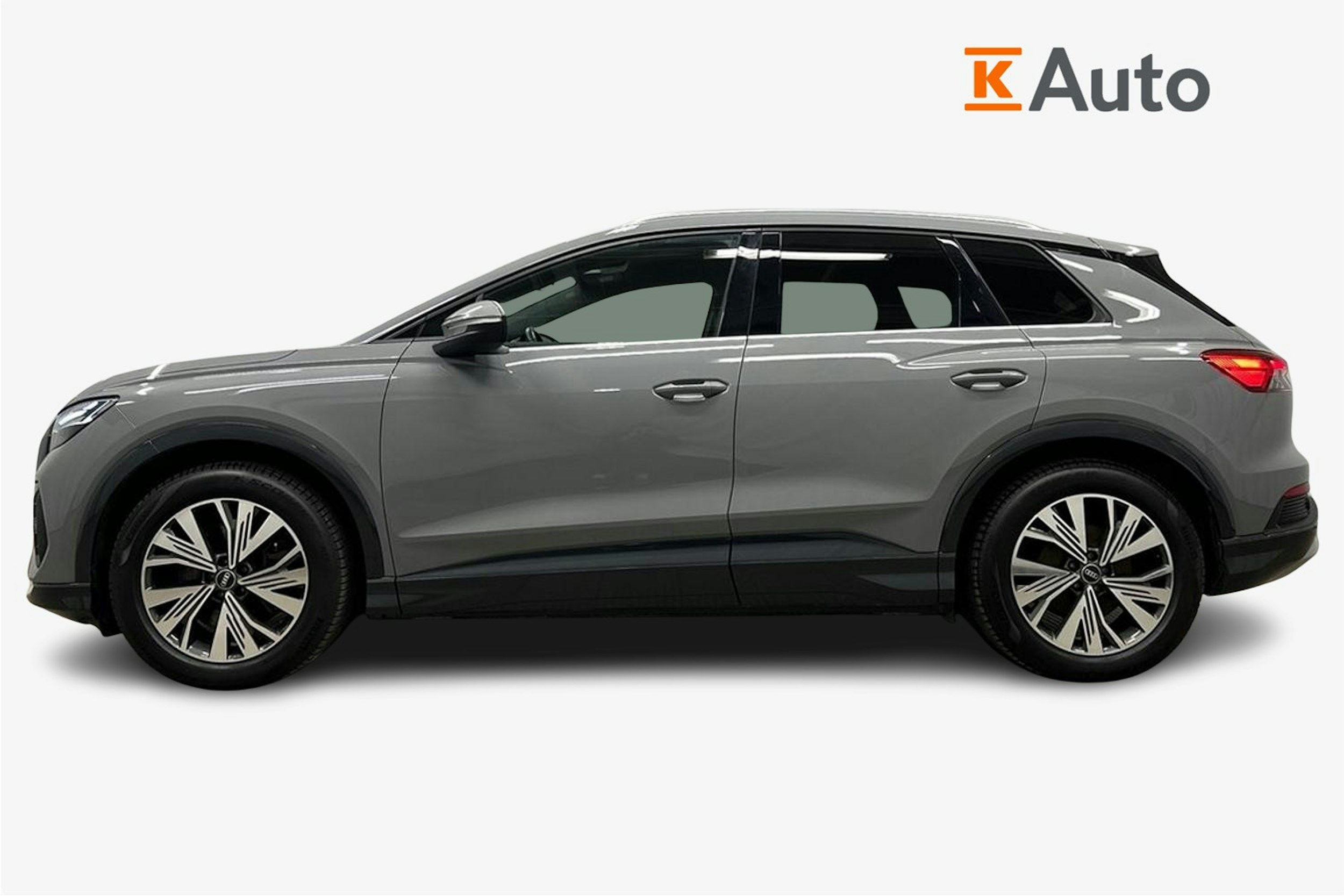 harmaa Audi Q4 e-tron 2022 kuva 6.