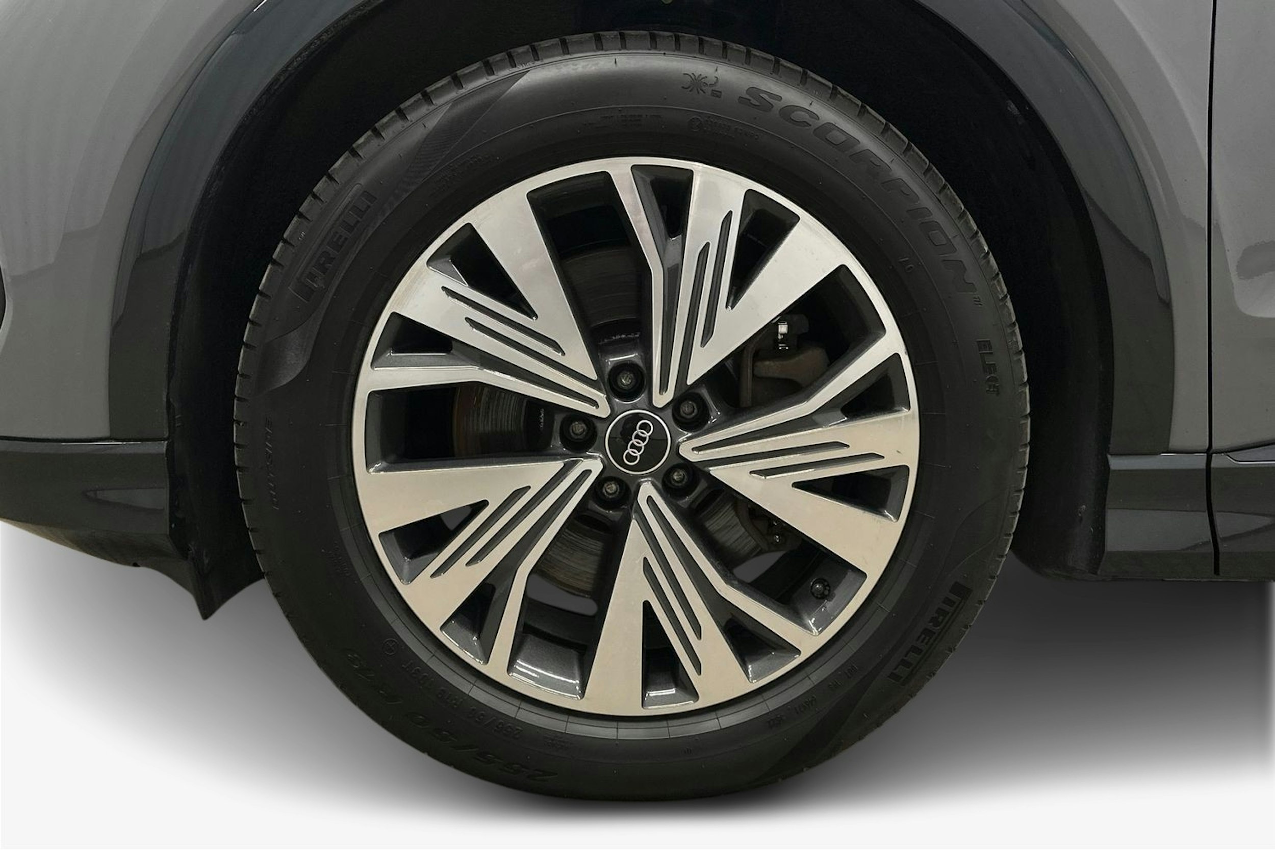 harmaa Audi Q4 e-tron 2022 kuva 11.