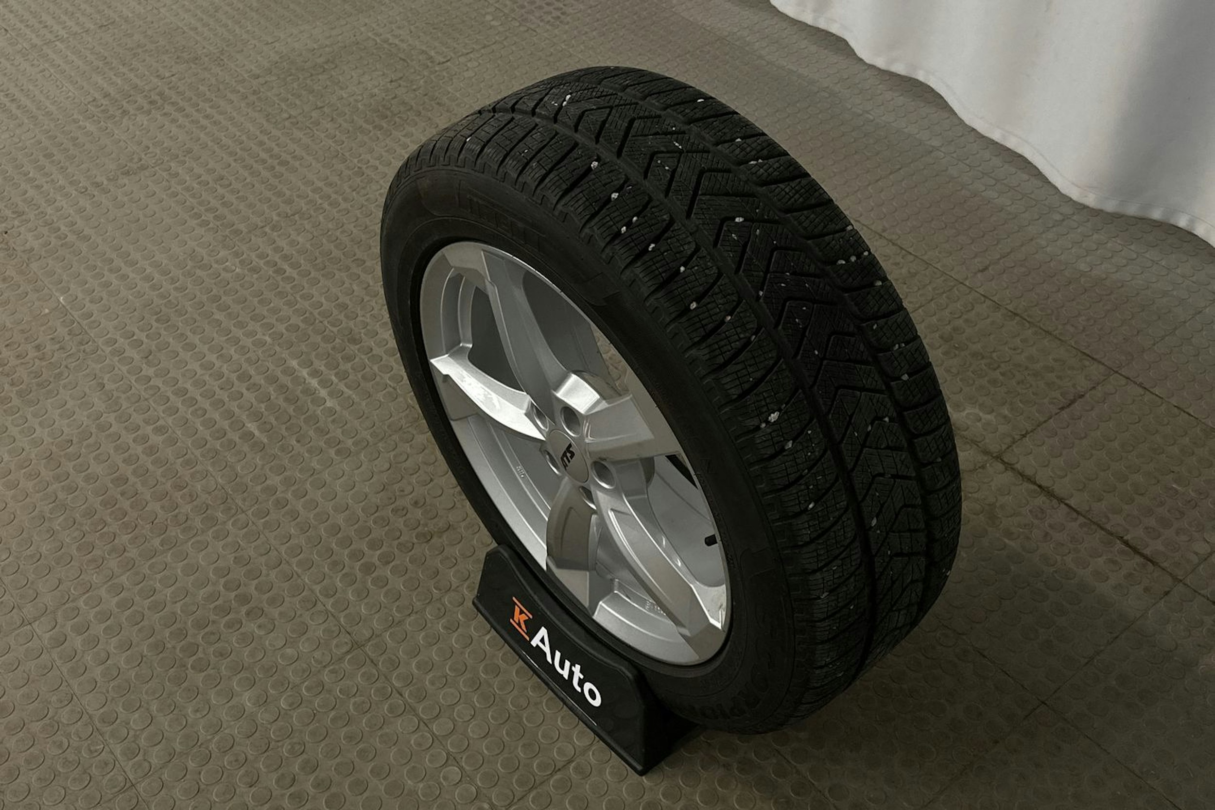 harmaa Audi Q4 e-tron 2022 kuva 13.