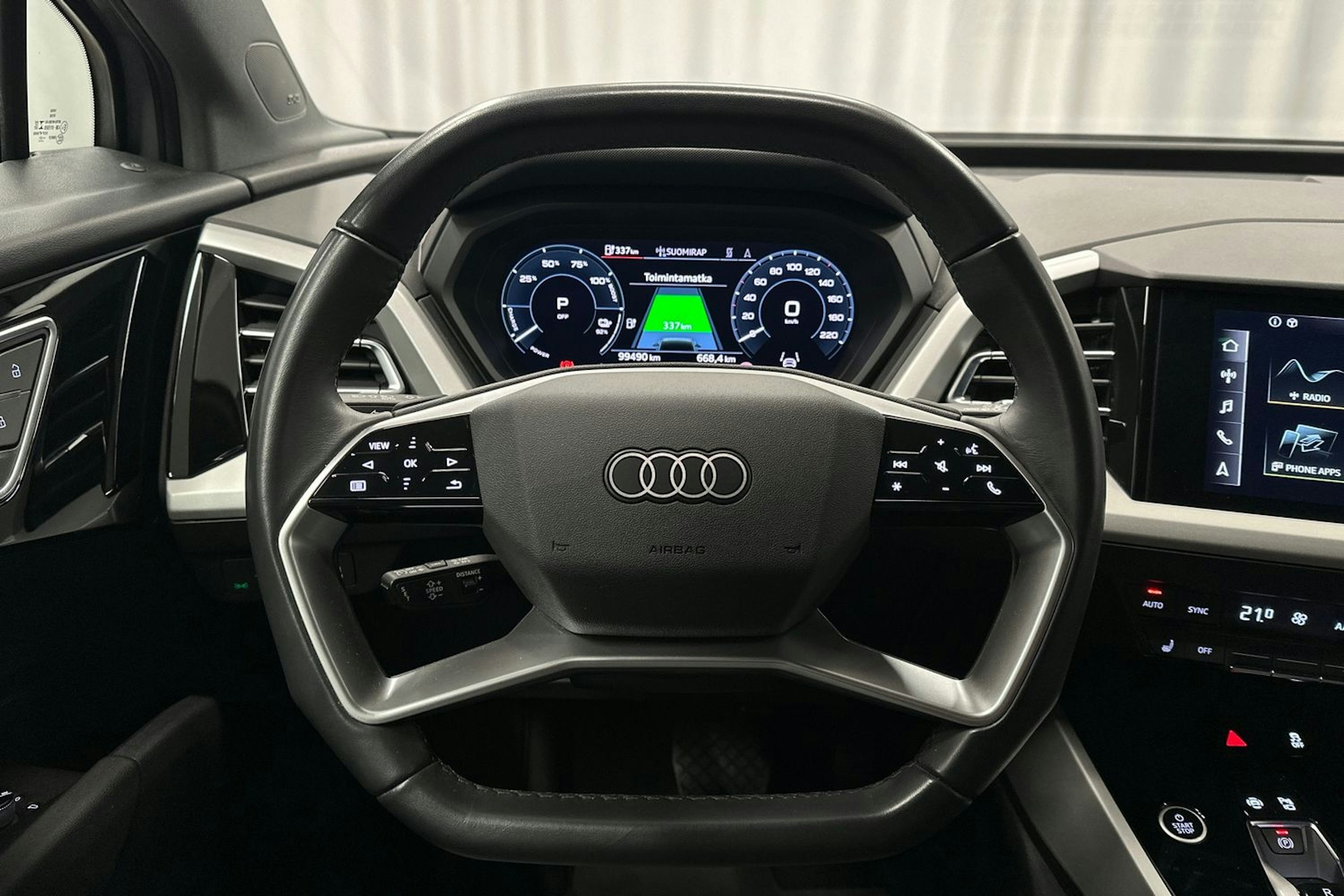 harmaa Audi Q4 e-tron 2022 kuva 18.