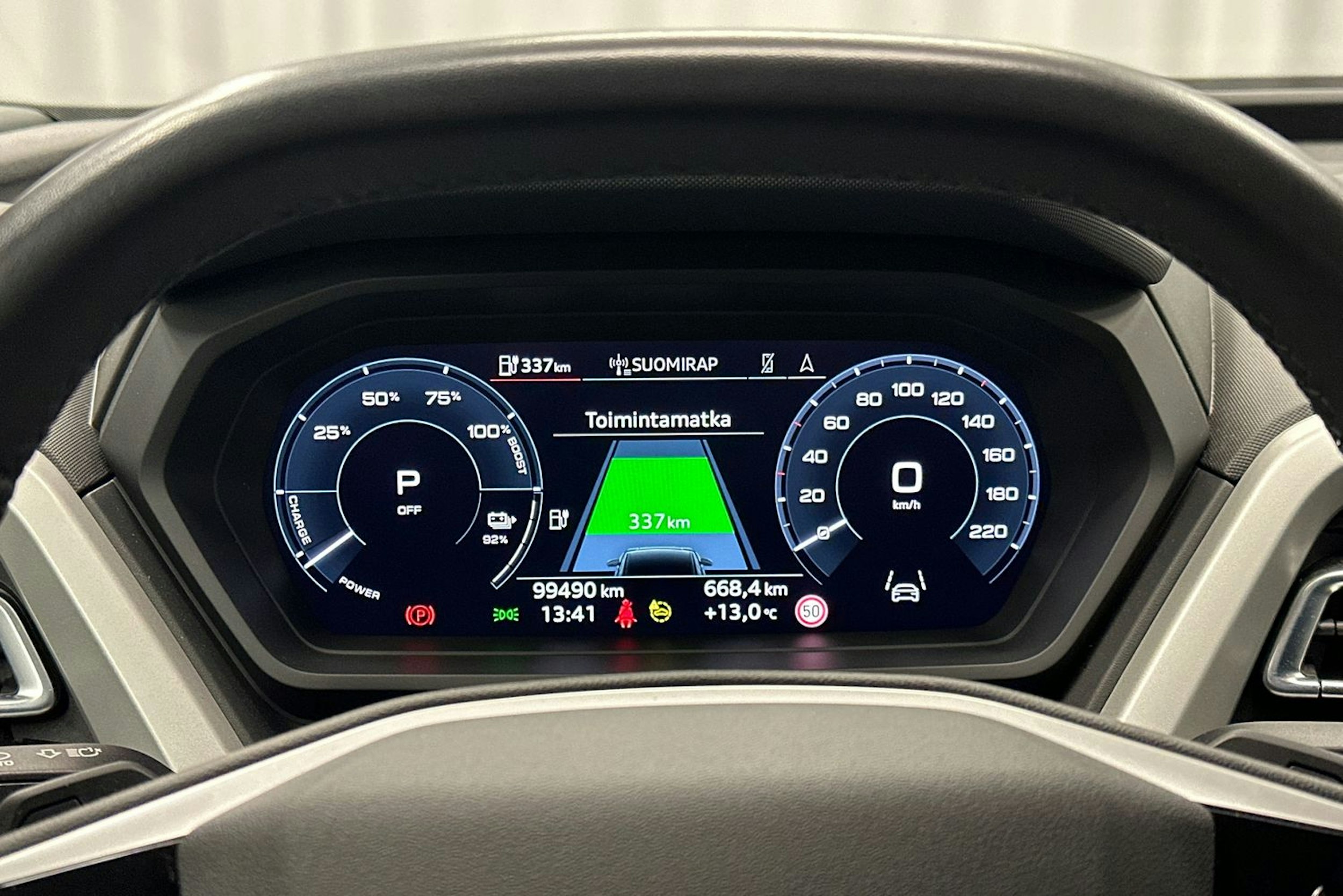 harmaa Audi Q4 e-tron 2022 kuva 19.