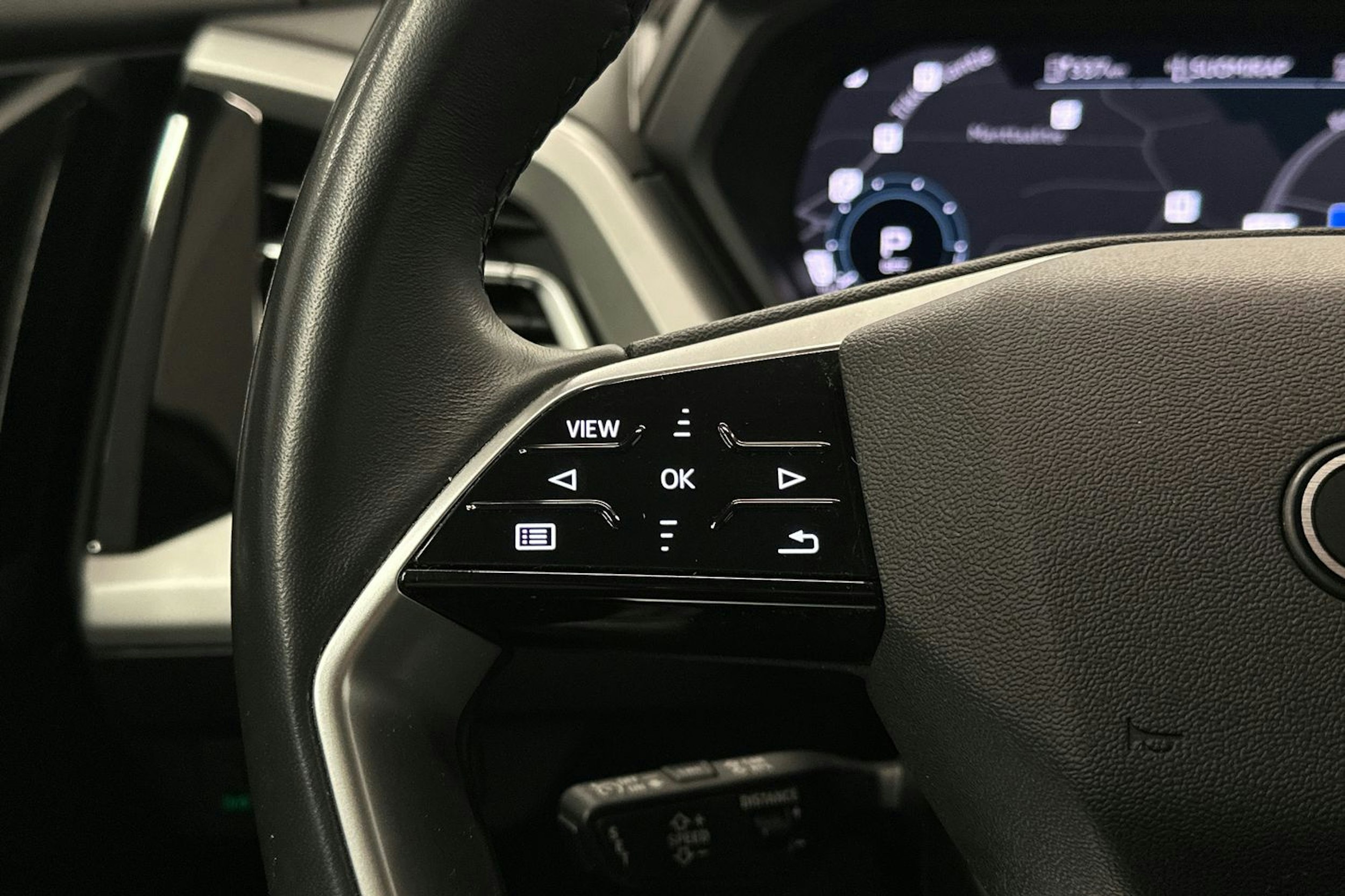 harmaa Audi Q4 e-tron 2022 kuva 21.