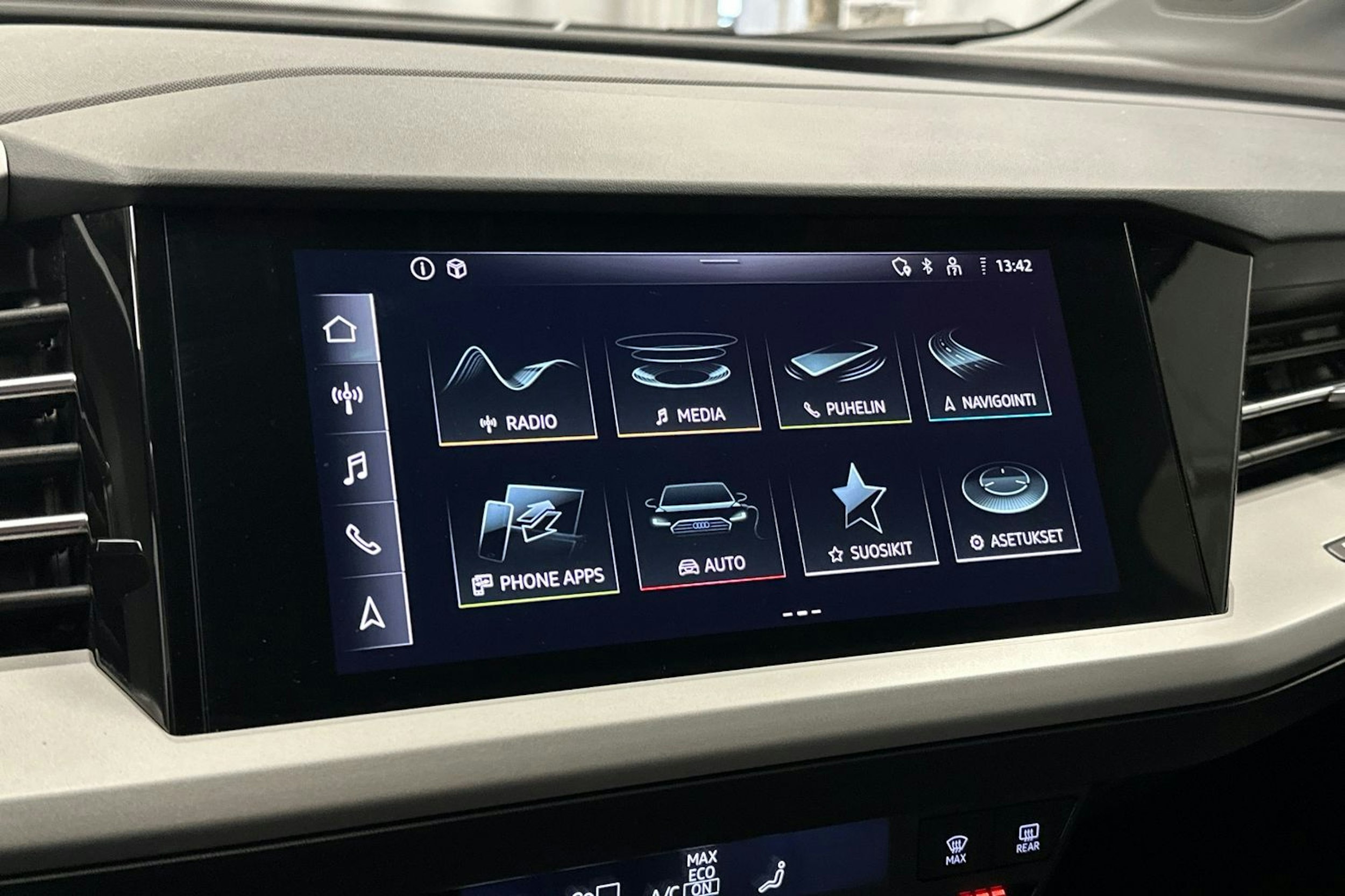 harmaa Audi Q4 e-tron 2022 kuva 26.