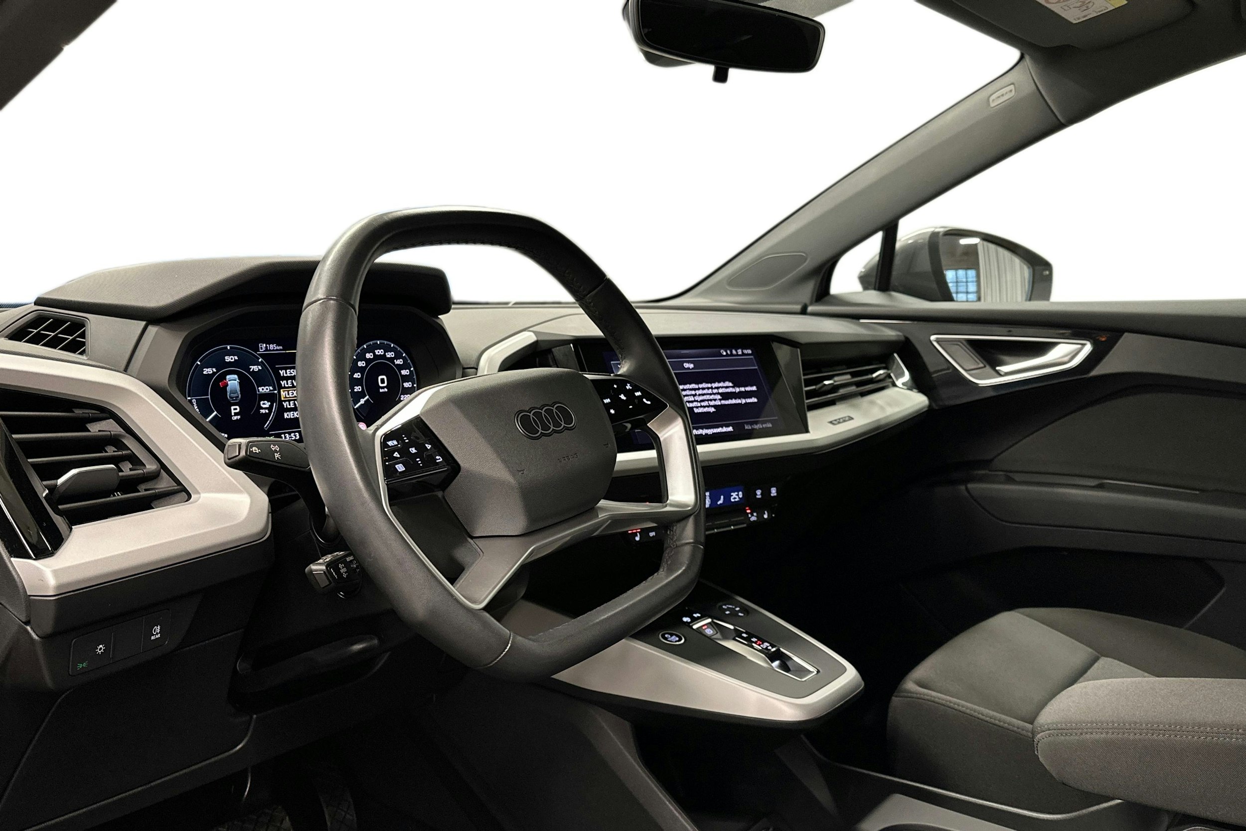 harmaa Audi Q4 e-tron 2023 kuva 3.