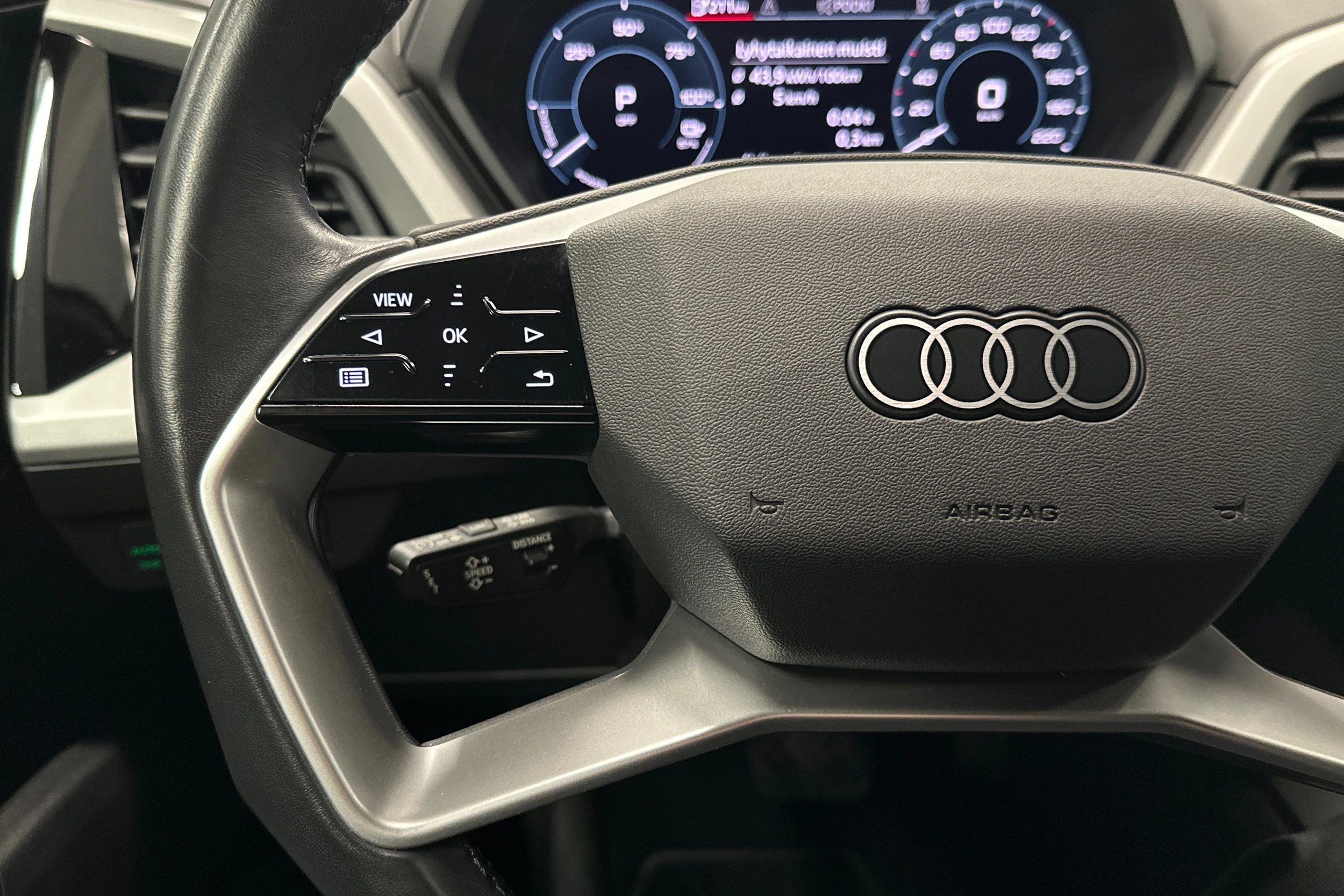 harmaa Audi Q4 e-tron 2023 kuva 11.