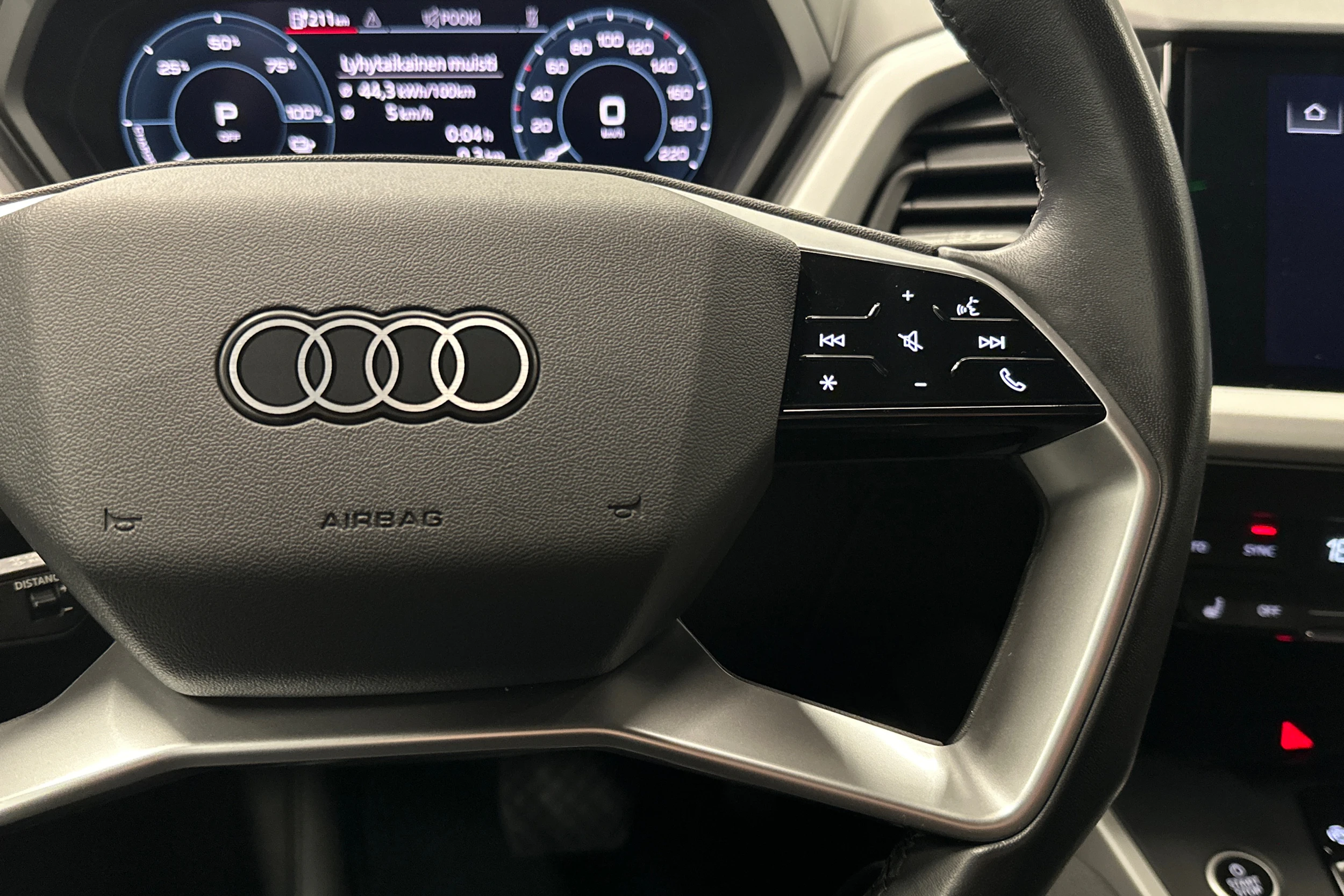 harmaa Audi Q4 e-tron 2023 kuva 12.