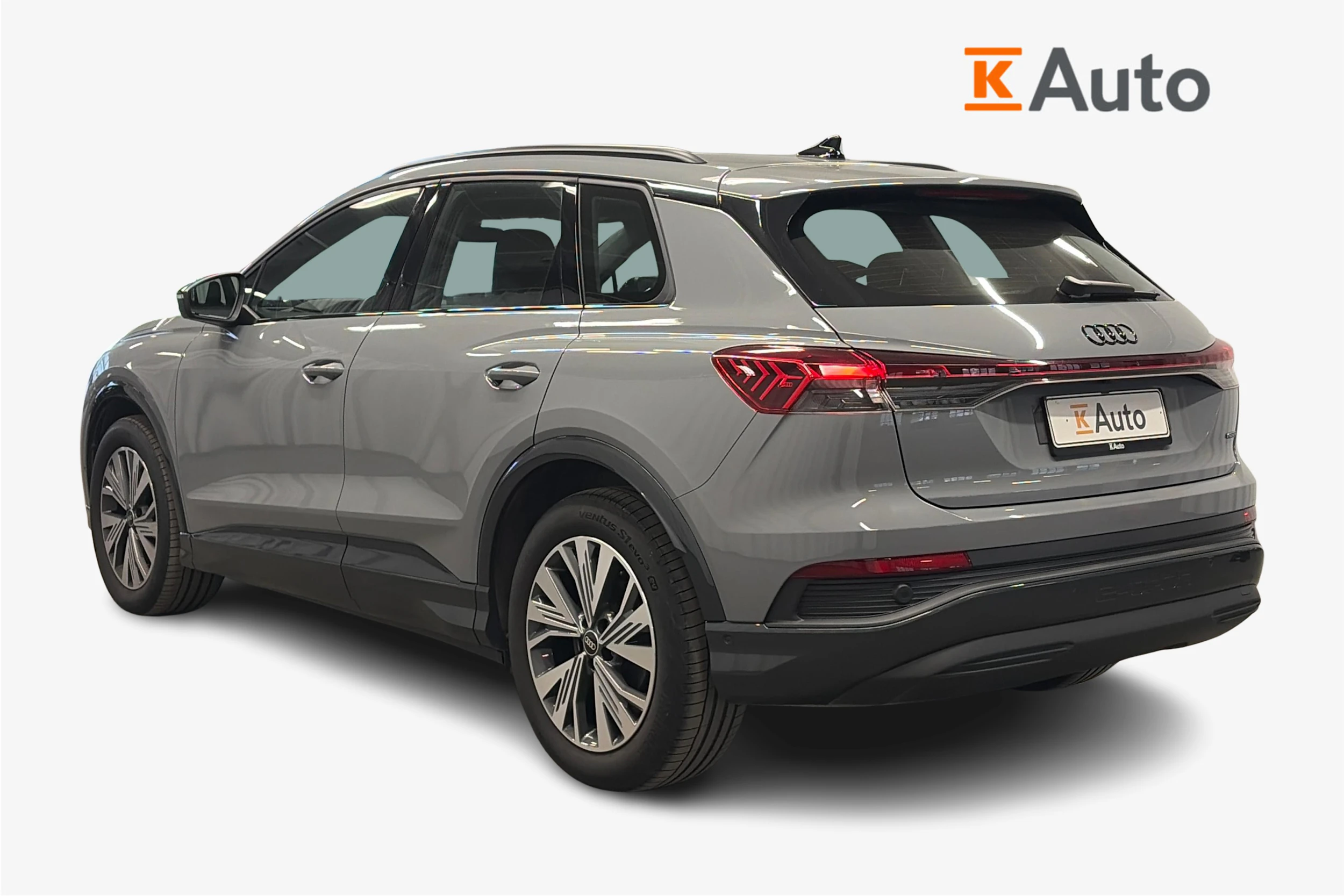 harmaa Audi Q4 e-tron 2023 kuva 2.