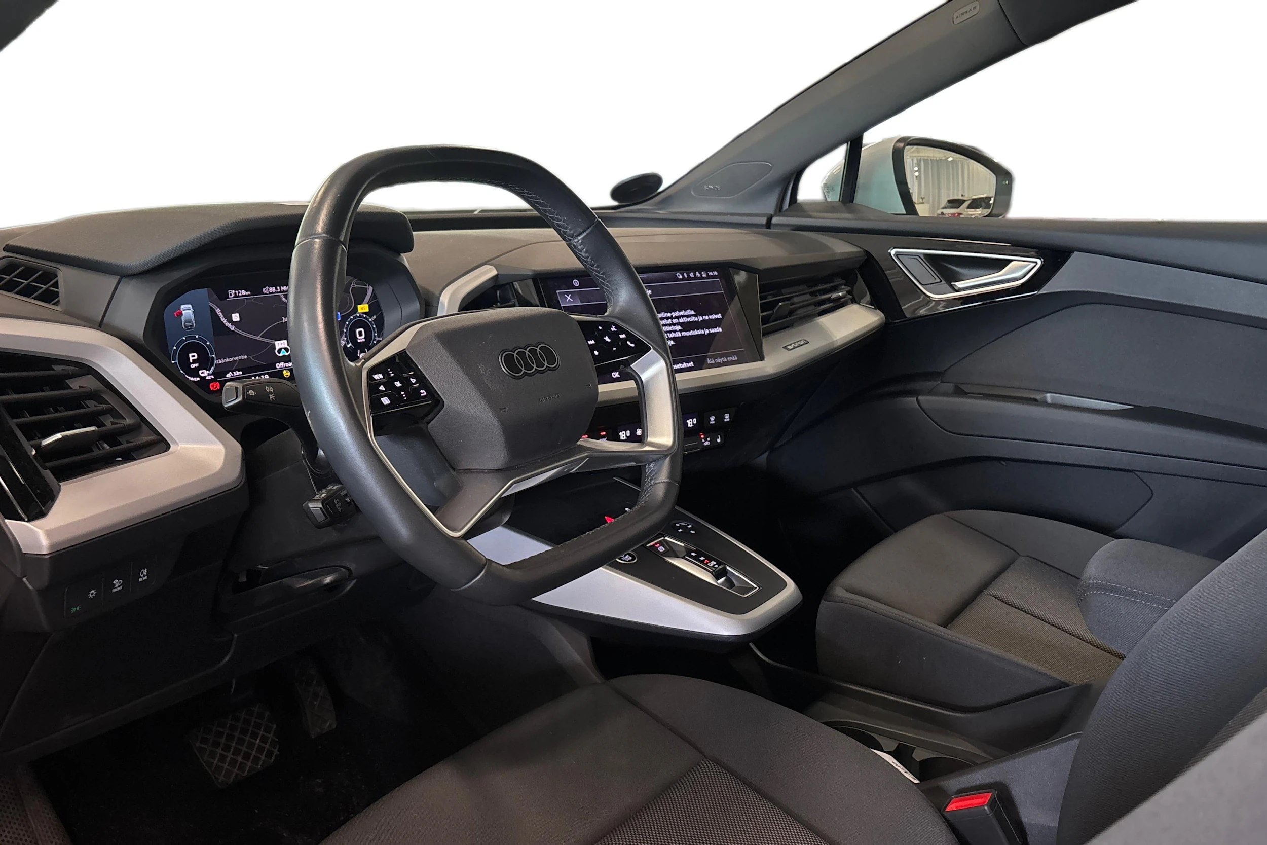 valkoinen Audi Q4 e-tron 2023 kuva 3.