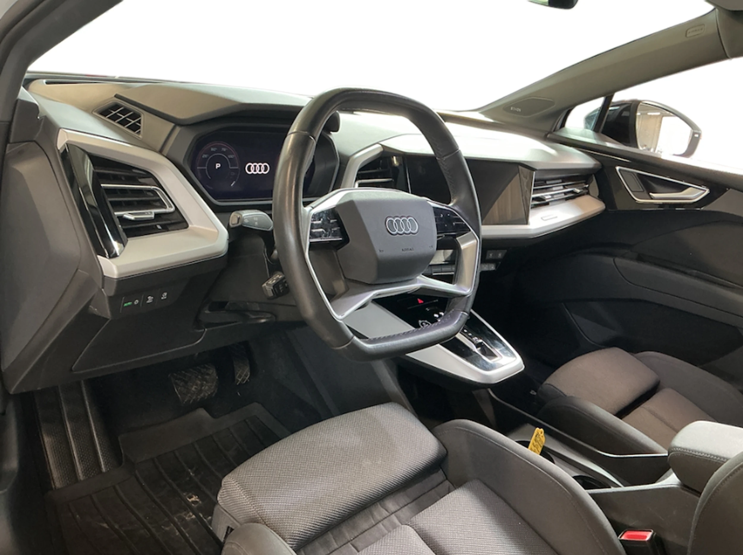 valkoinen Audi Q4 e-tron 2023 kuva 3.