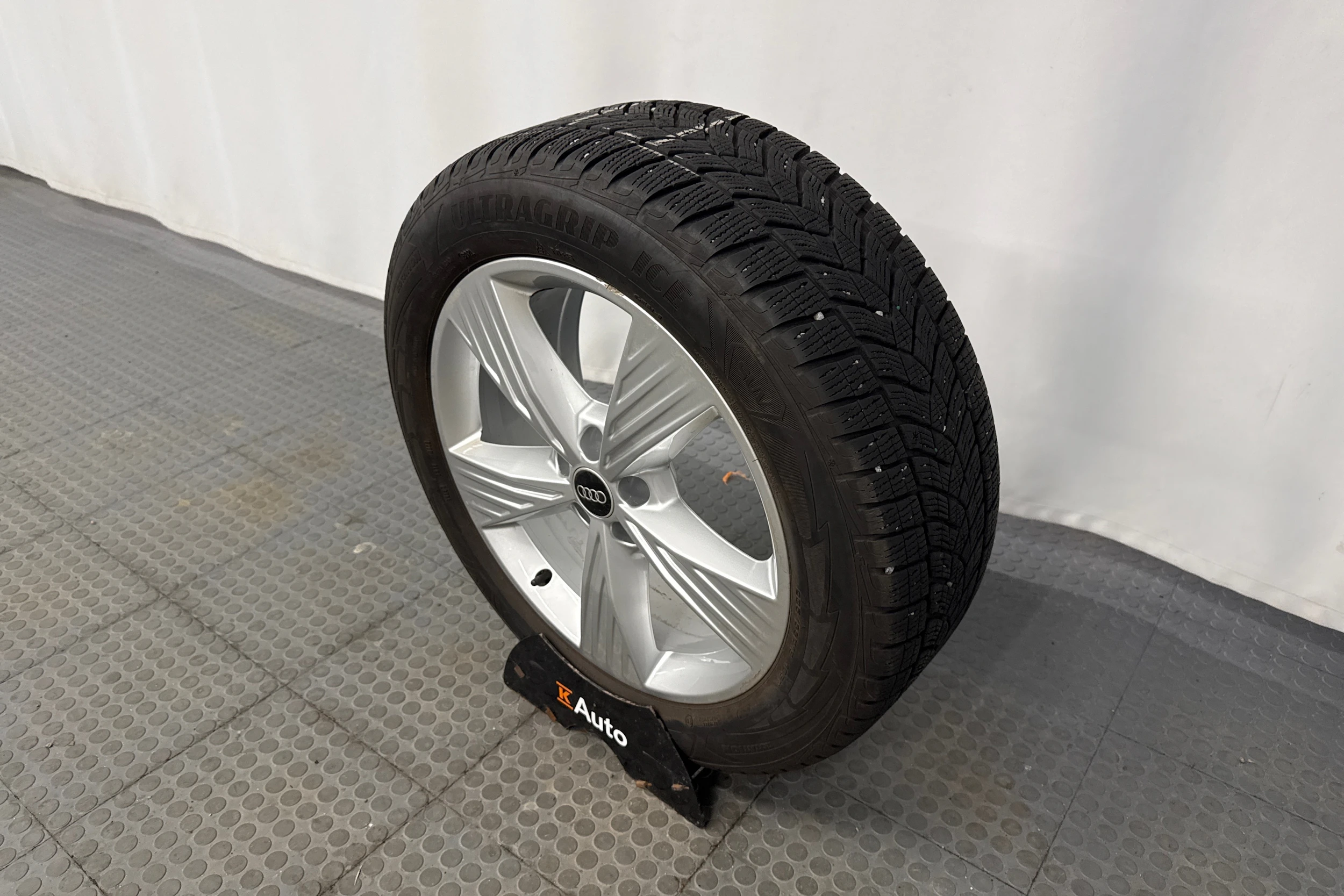 harmaa Audi Q4 e-tron 2023 kuva 10.