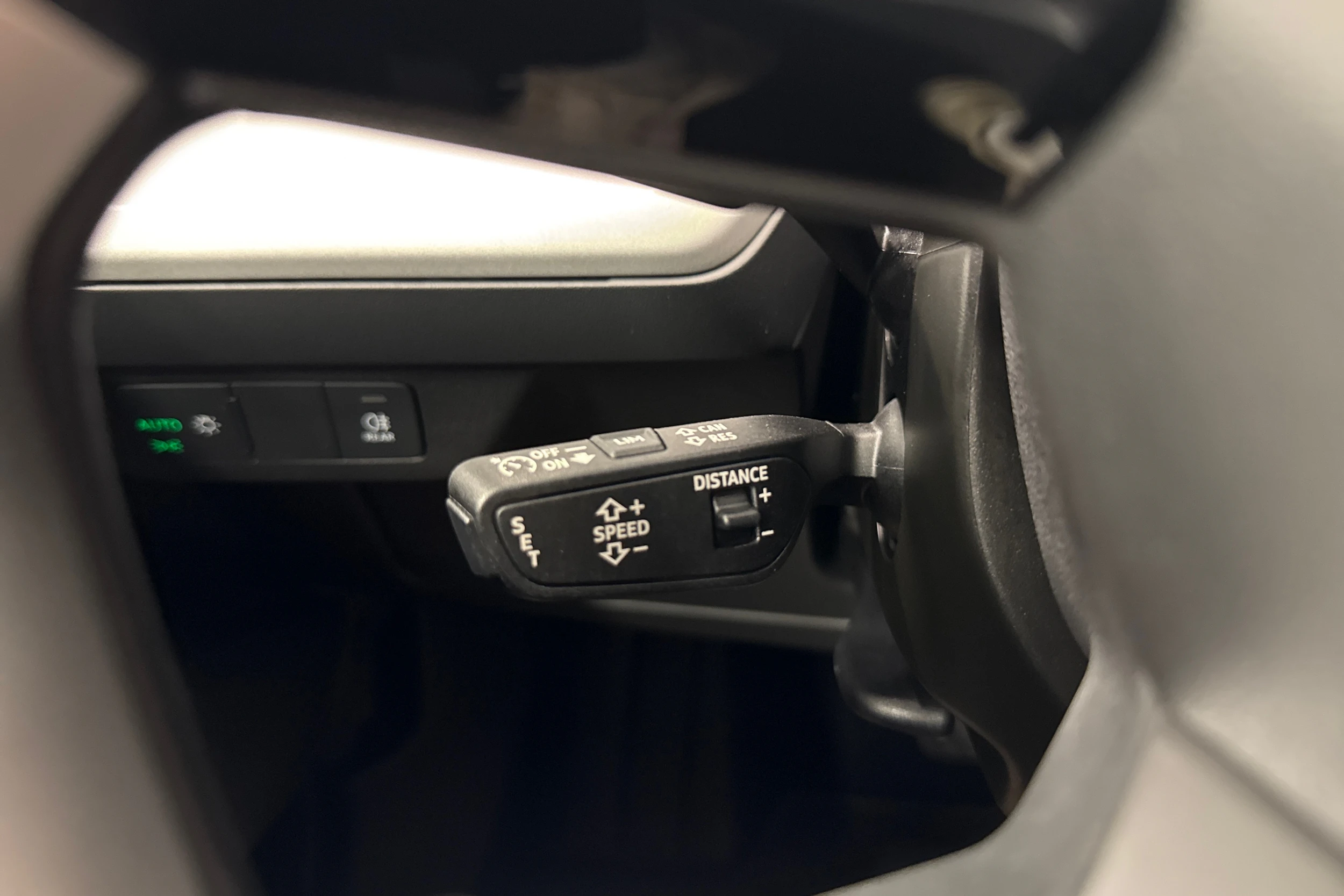 harmaa Audi Q4 e-tron 2023 kuva 13.